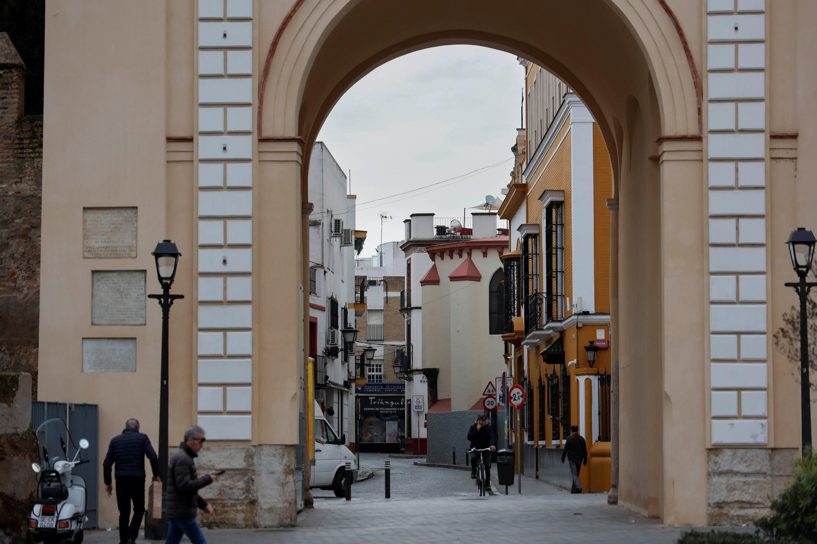La entrada a la calle San Luis por el Arco de la Macarena.