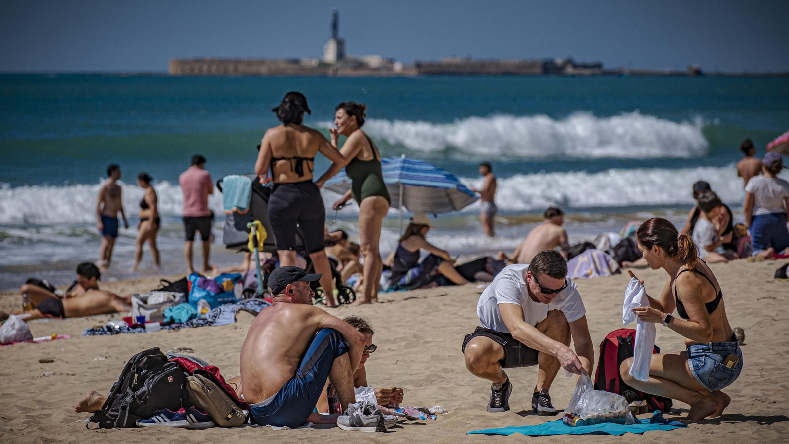 Las imágenes de las mareas vivas en pleamar de las playas de Cádiz