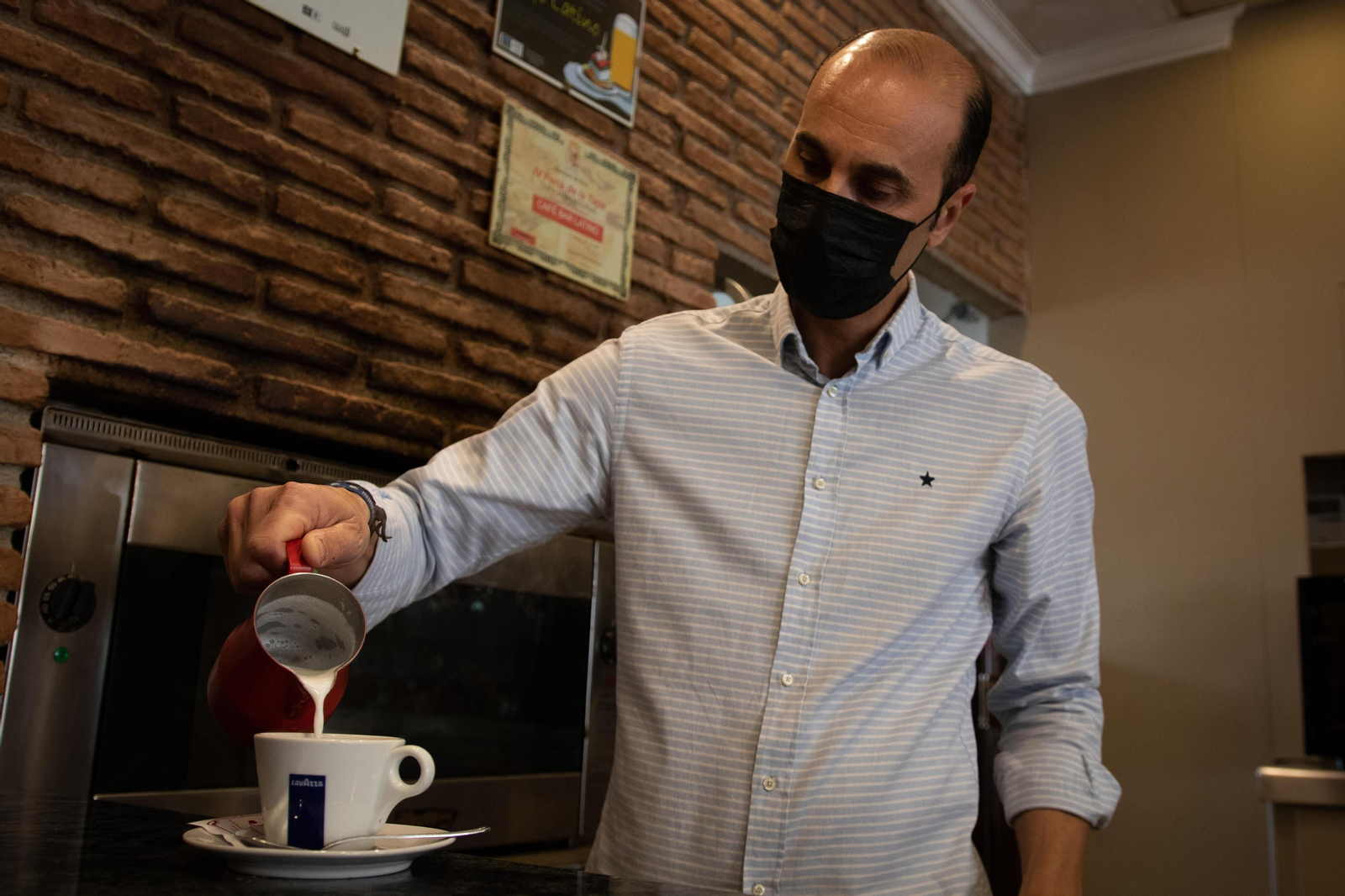 Morgan Avilés, propietario del Café Latino de Íllora.