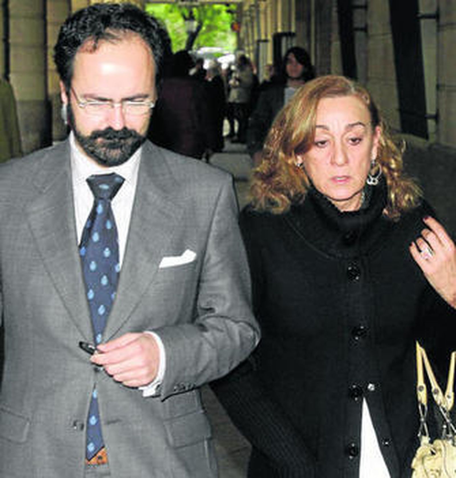Pilar Giraldo, con su abogado en los juzgados de Sevilla.