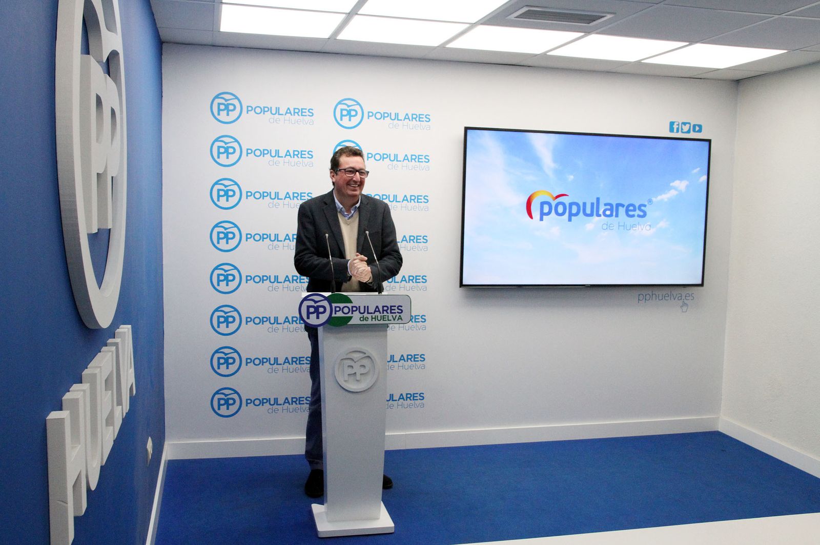 El presidente provincial del PP, Manuel Andrés González, hoy, en rueda de prensa.