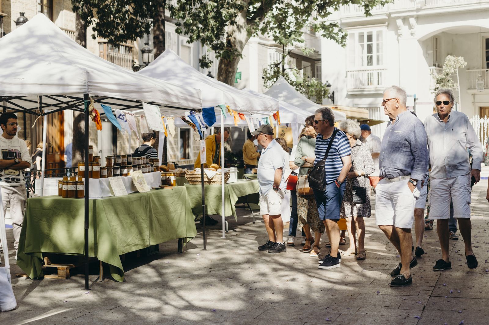 Imágenes del "Ecomercado" en la plaza de mina  y "comercios a la calle" en la calle Ancha.