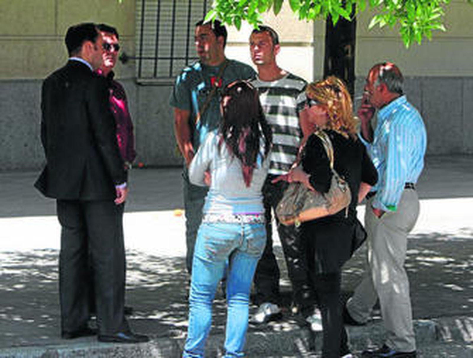 El abogado con familiares de los que fueron detenidos en 2009.