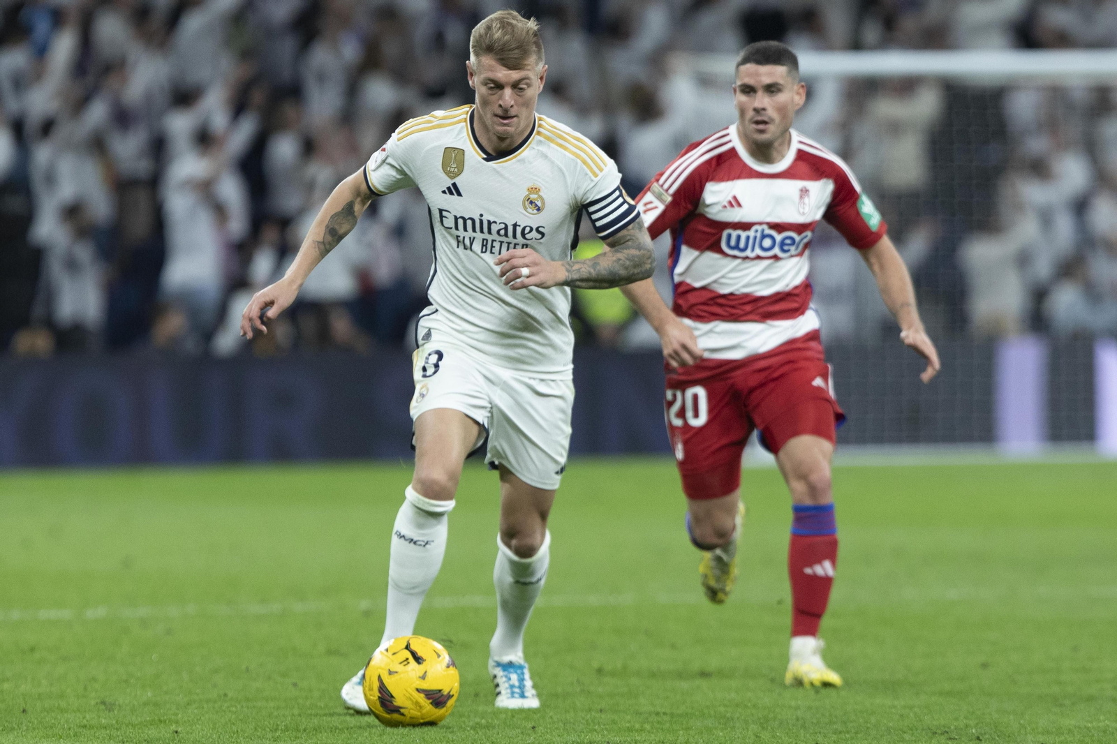 Una acción del partido jugado por el Granada en el Bernabeu