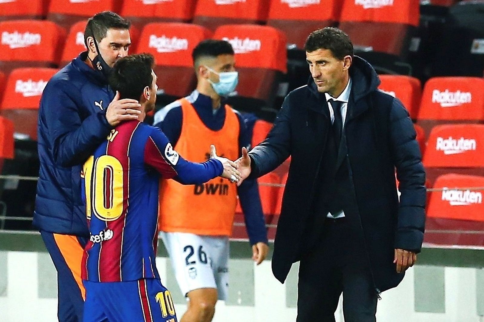 Gracia saluda a Messi en el partido del Valencia en el Camp Nou.