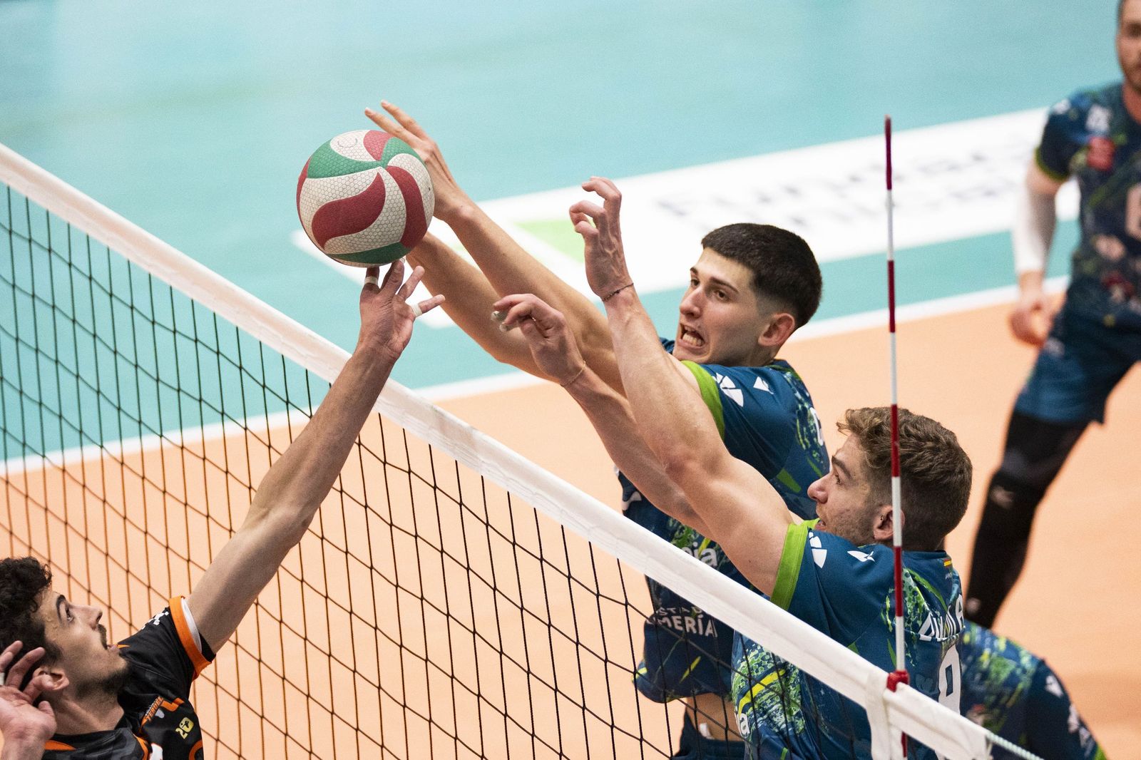 Las imágenes del partido entre Unicaja Costa de Almería y Pamesa Teruel de Superliga de voleibol
