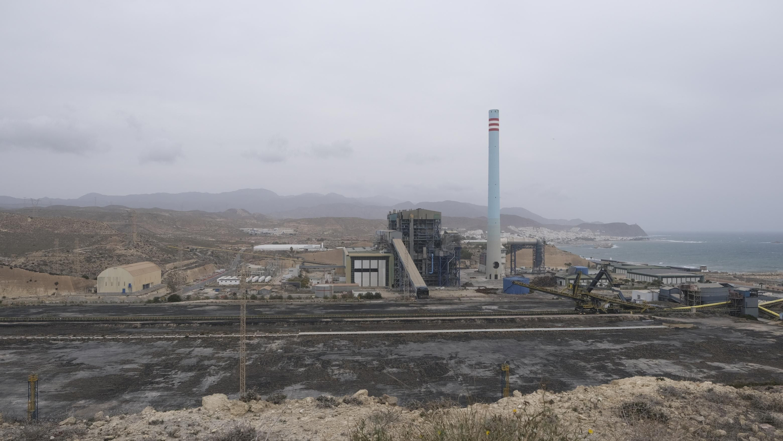 El derribo de la Torre Litoral de Endesa en Carboneras, en imágenes