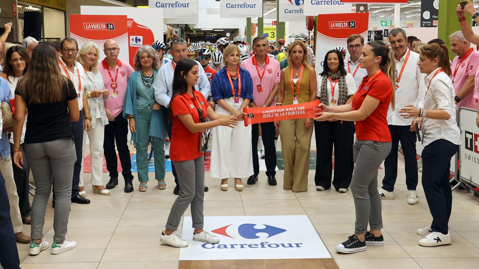 Así fue la salida de la Vuelta España desde Carrefour Sur en Jerez