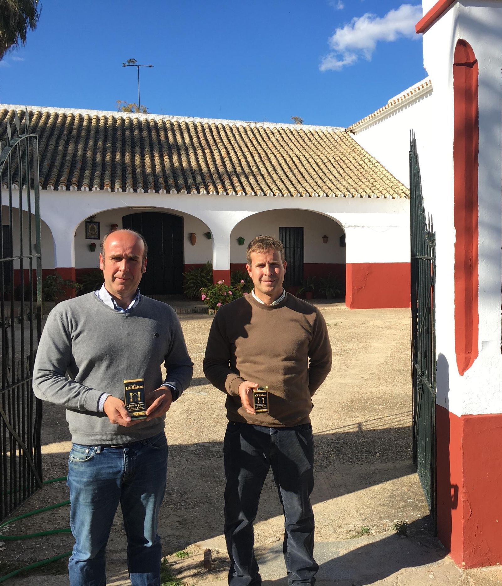 Antonio y Francisco Guillén Mata en la puerta de la Hacienda la Salud