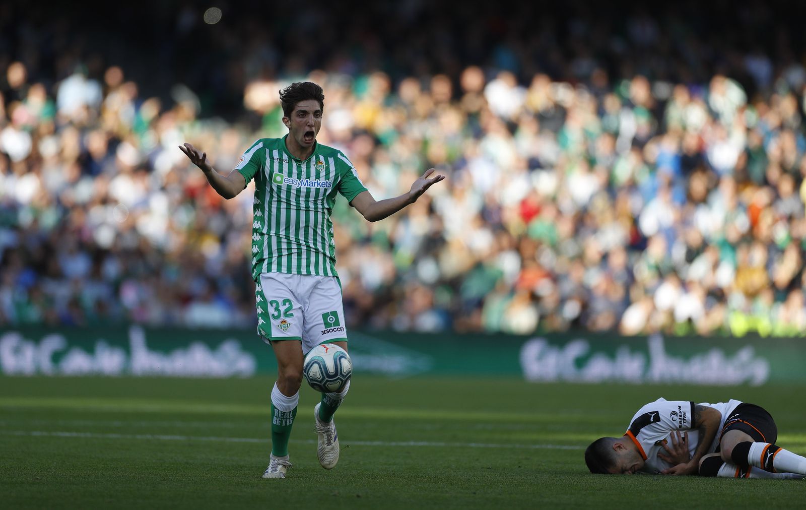 Edgar, en un lance del partido de su debut en Primera ante el Valencia en el Villamarín.