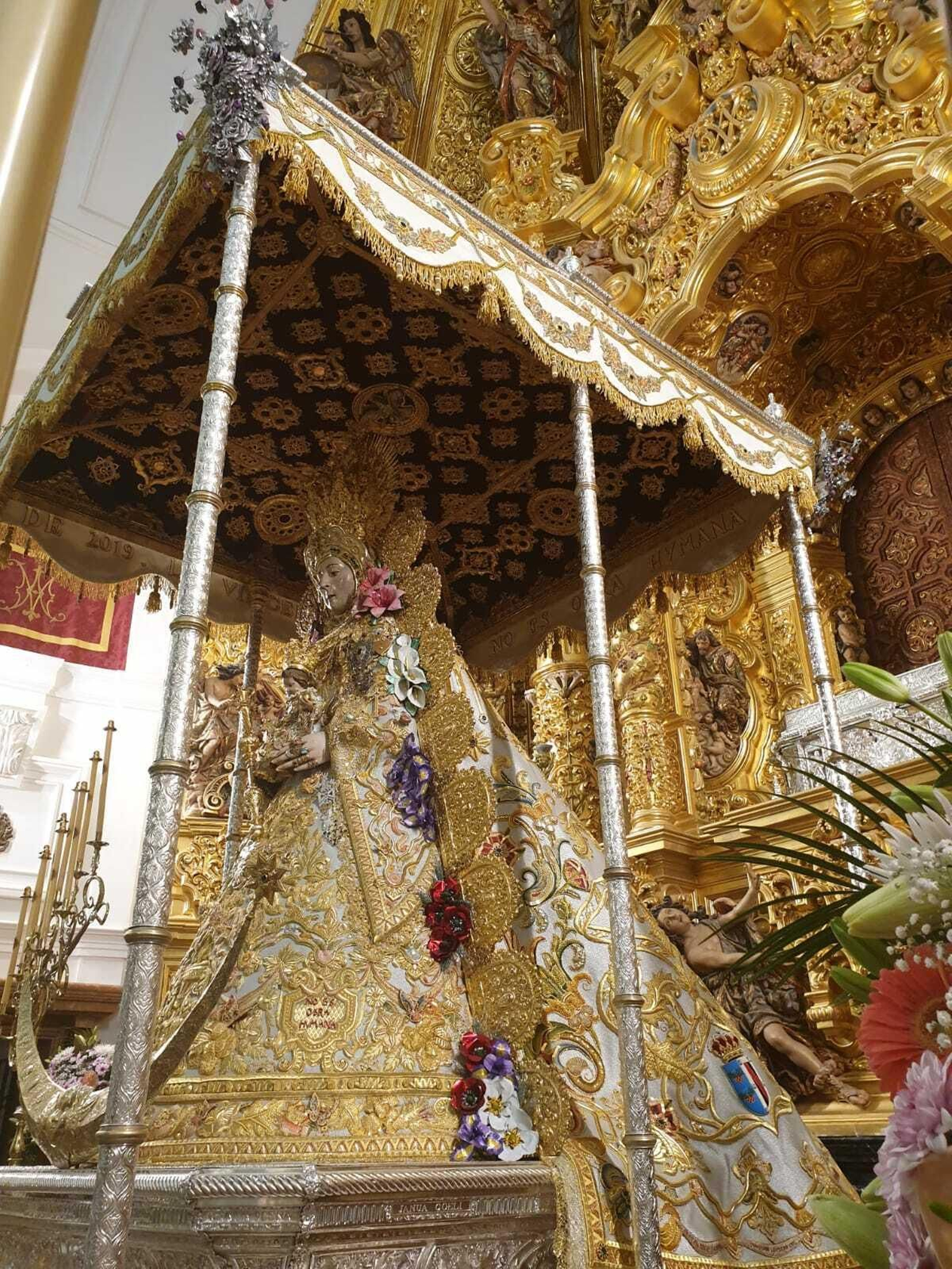 El paso de la Virgen del Rocío luce ya las bambalinas bordadas en tela