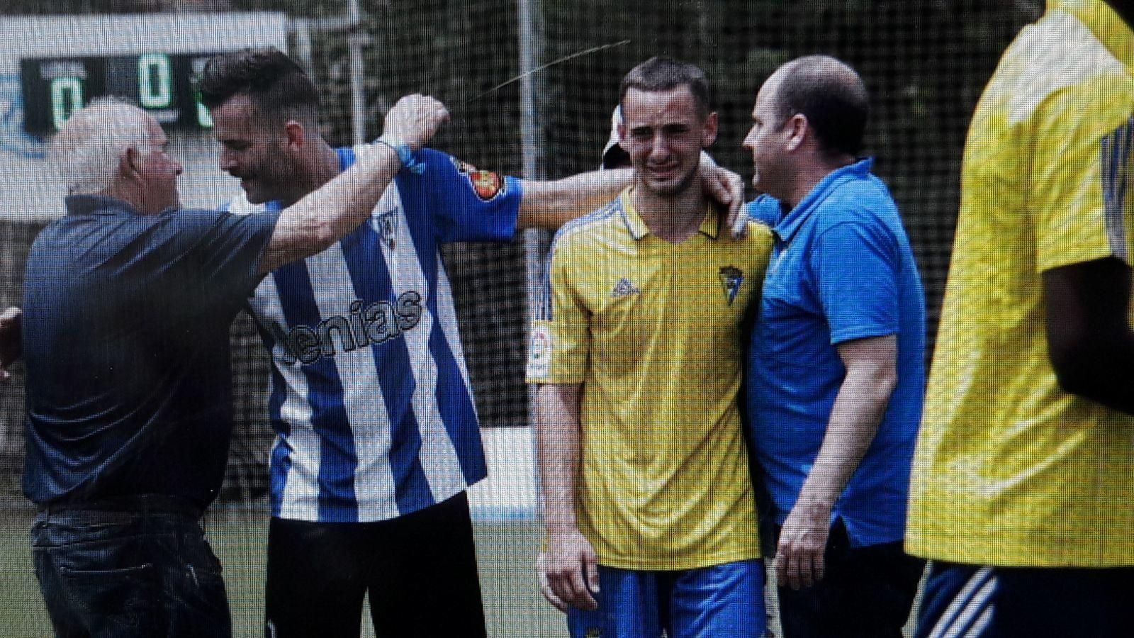 La cordialidad entre ambos equipos reinó tras el final del partido