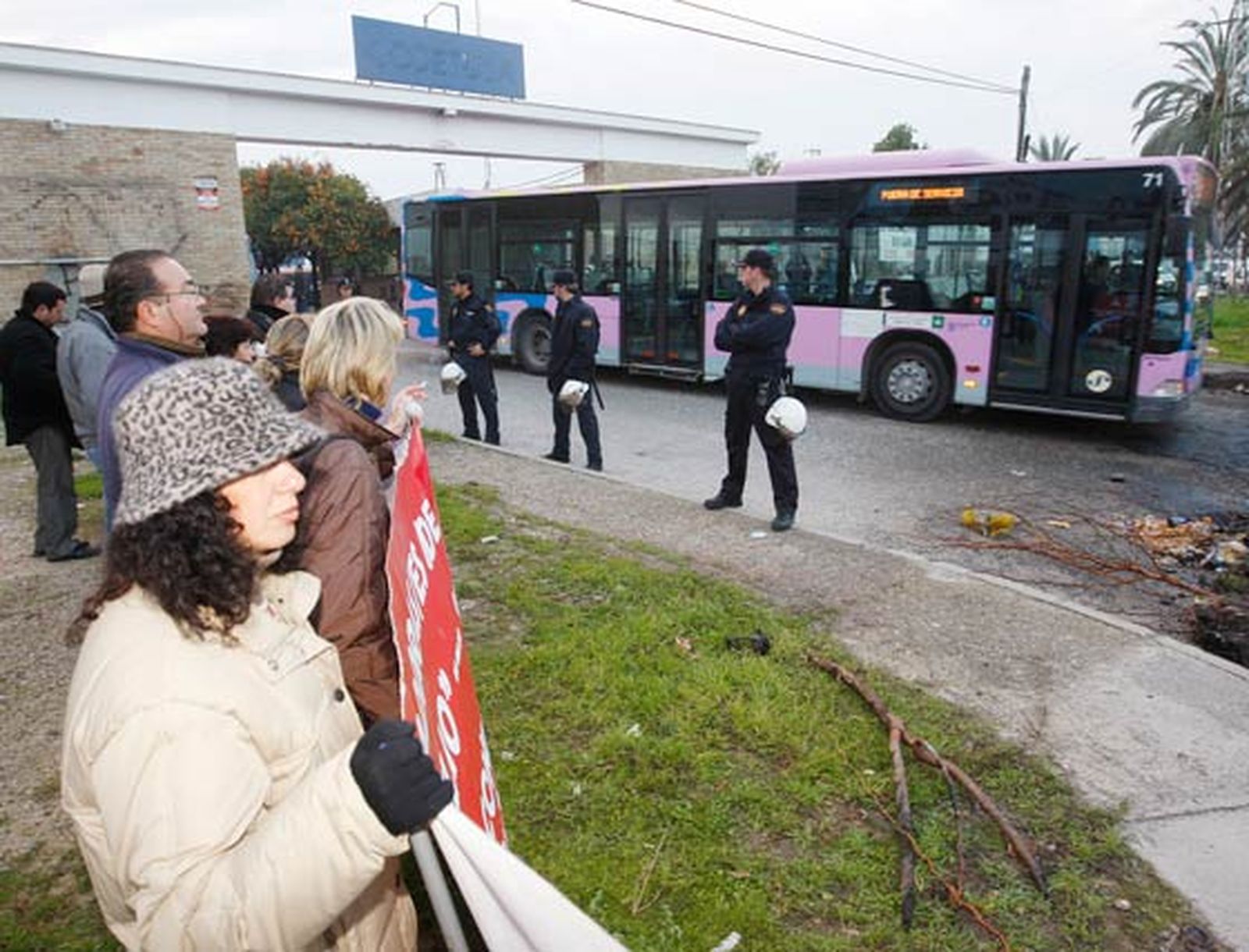 Trabajadoras de Acasa, apoyadas por algunas compañeras de Limasa impiden durante cuatro horas la salida de los autobuses urbanos como protesta al impago de las nóminas

Foto: Juan Carlos Toro