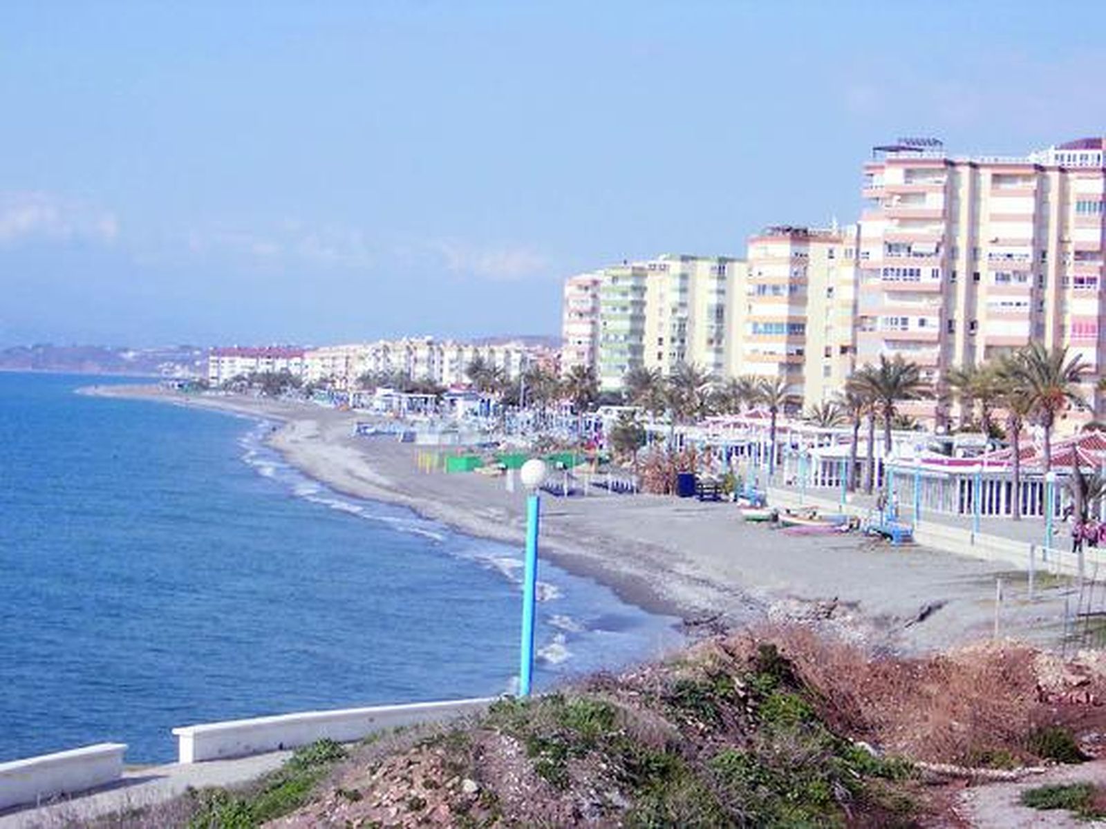 9. El Morche (Torrox)

Extensas superficies dedicadas a productos de invernadero corren de forma paralela a esta playa, que cuenta con unos 1.000 meros de longitud y una anchura considerable de 70 metros. La calidad de su arena y la excelencia de sus aguas la han distinguido con la bandera azul y han contribuido a la proliferación de urbanizaciones en su entorno. Cuenta, además, con el distintivo Q de calidad turística, marca que representa la calidad en el sector turístico español. Su acceso se encuentra en la autovía del Mediterráneo (A-7; N-340), entre el tramo comprendido entre Vélez-Málaga y Nerja, y aparece claramente indicado el desvío a Torrox, donde se llega directamente y sin necesidad de acceder a ninguna otra carretera.

Foto: M. H.