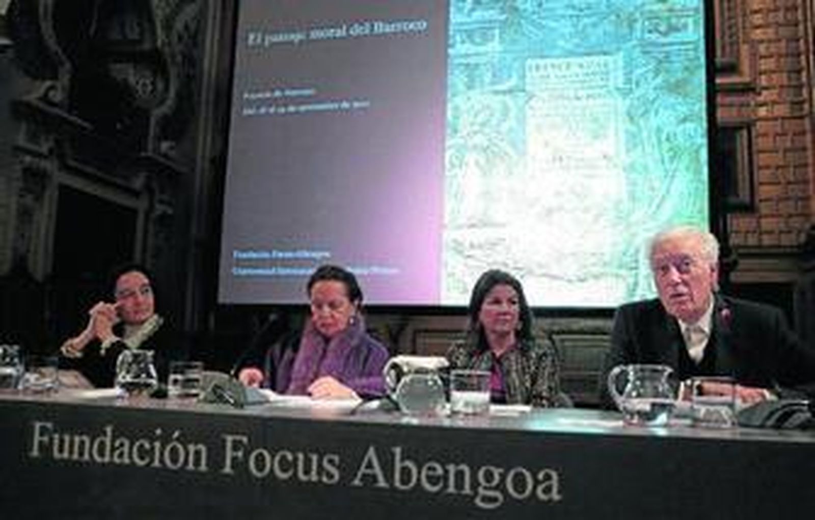 Amelia Valcárcel, segunda por la izquierda, abrió ayer un encuentro que durará hasta mañana.