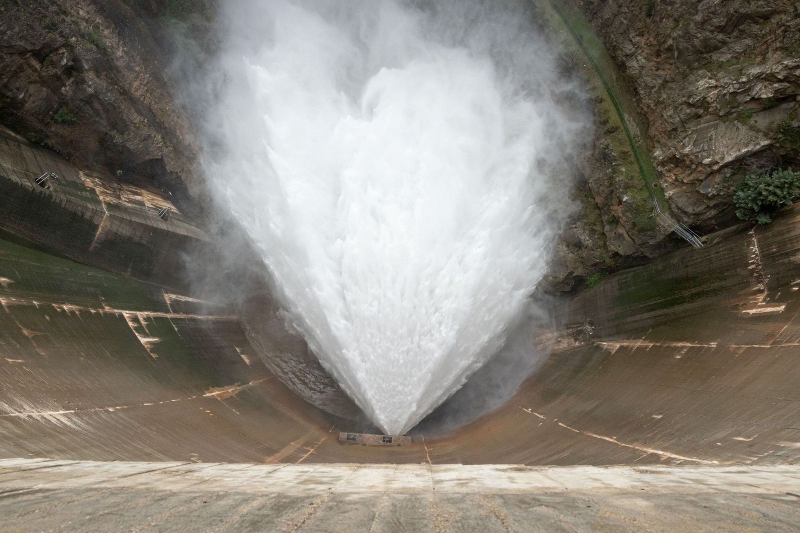 Desagüe de fondo de la presa de Quéntar durante la borrasca Leonardo