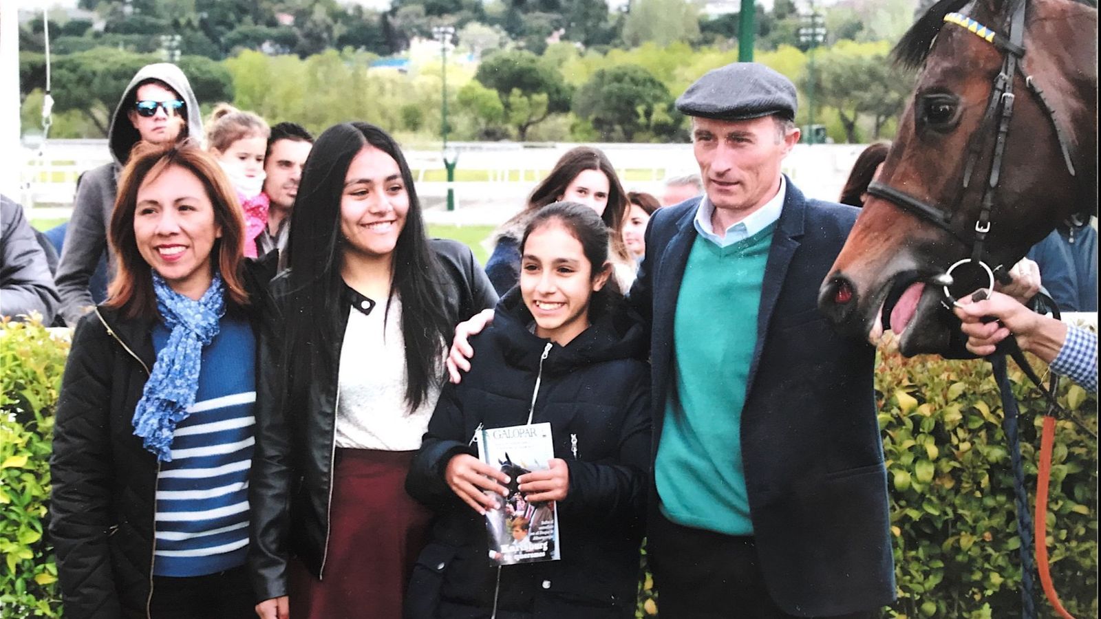 Óscar Anaya junto a su esposa e hijas.