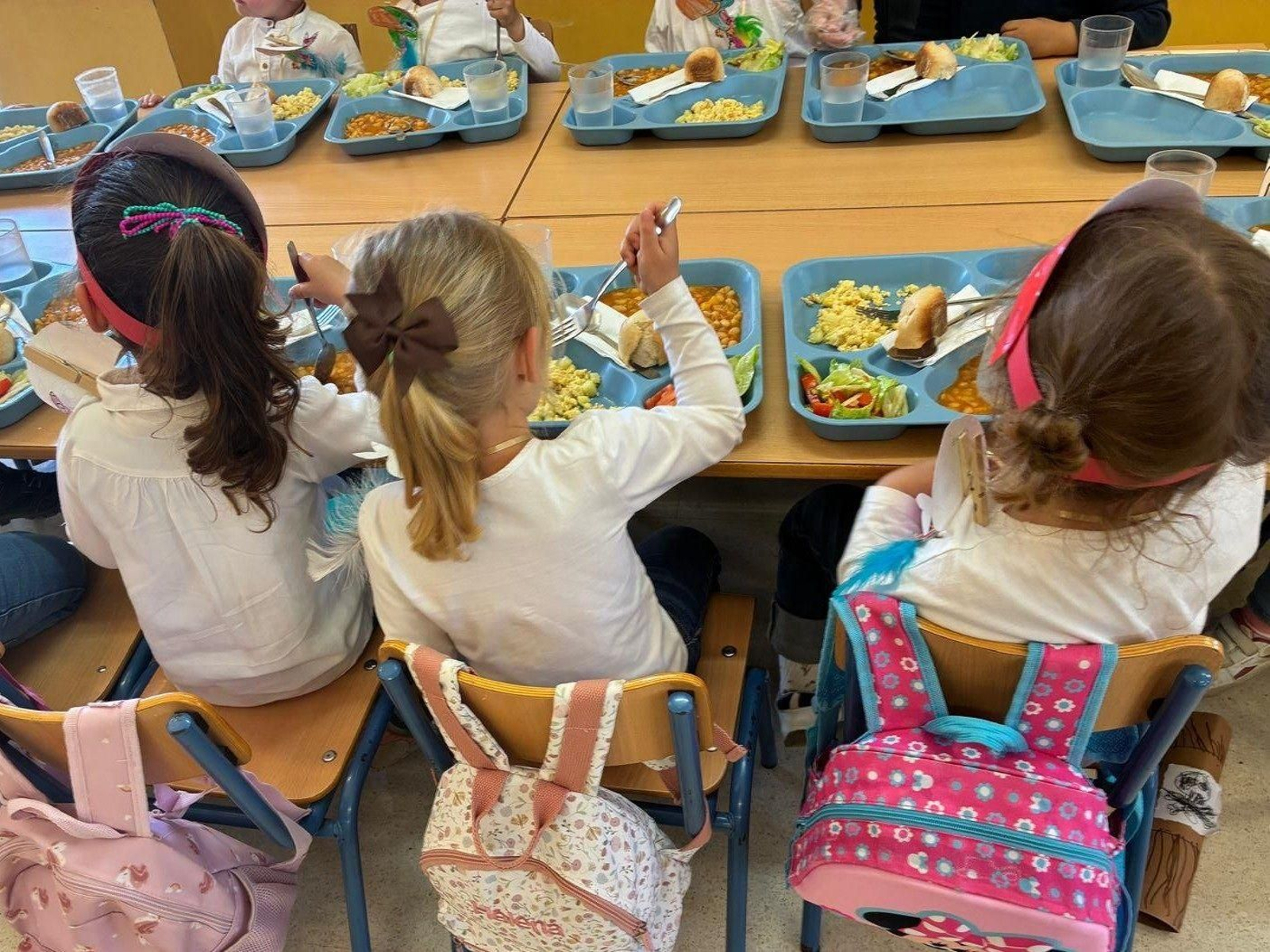 Niños en el comedor de un colegio.