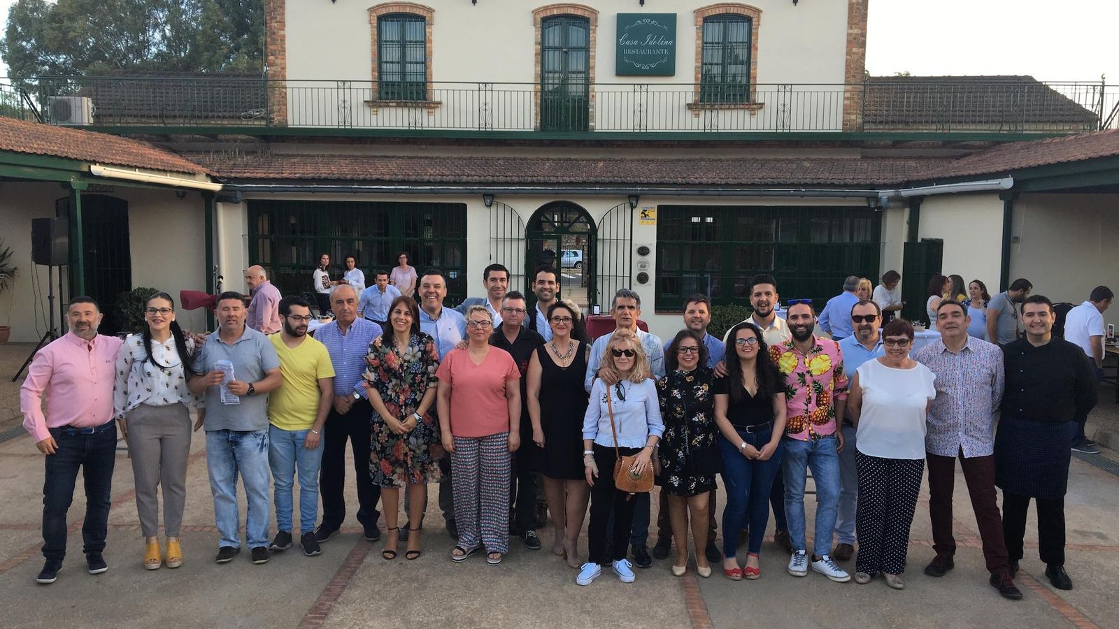 Los representantes de los catorce restaurantes que participan en la Ruta de la Tapa.