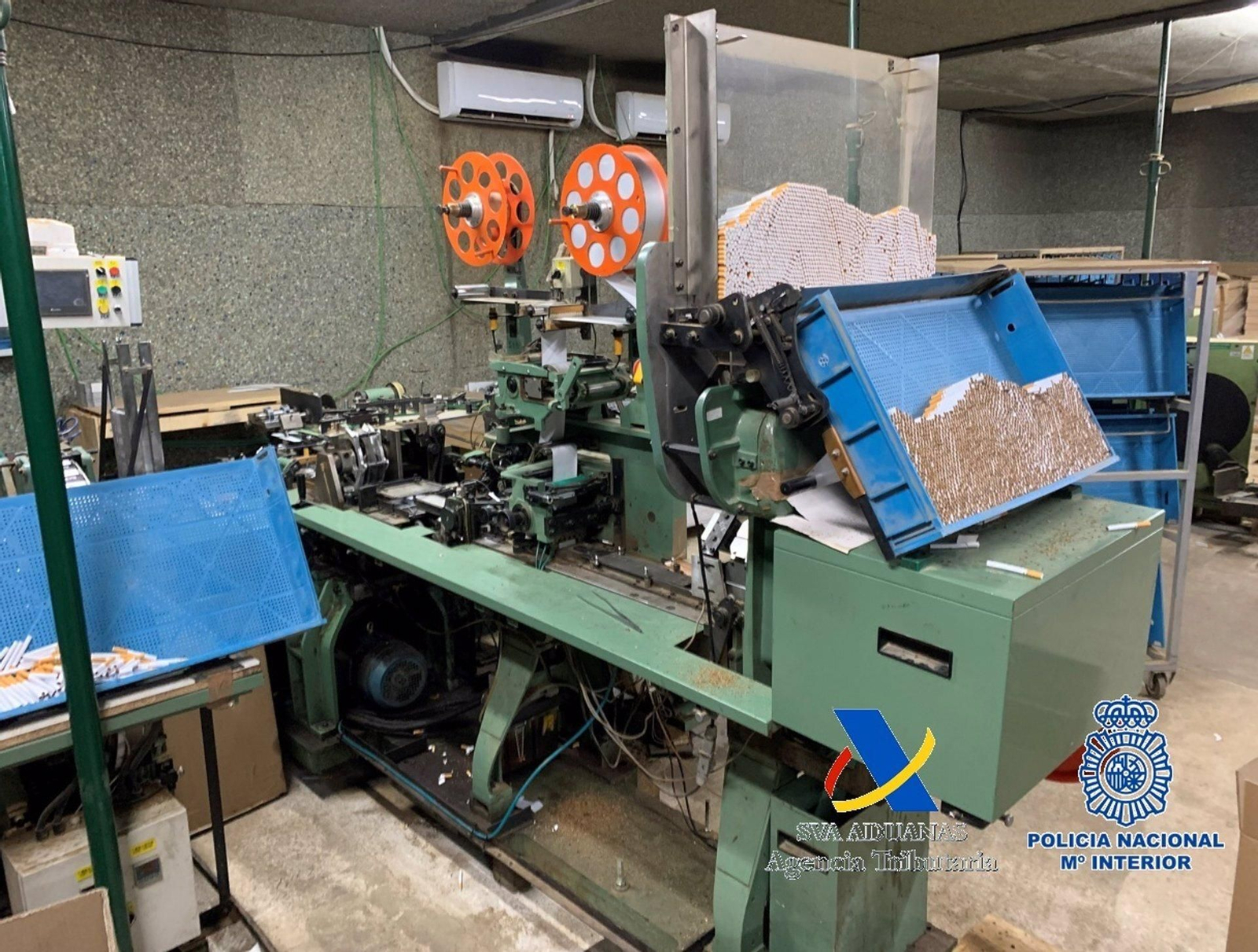 Fabrica de producción clandestina de tabaco en una nave industrial de Málaga.