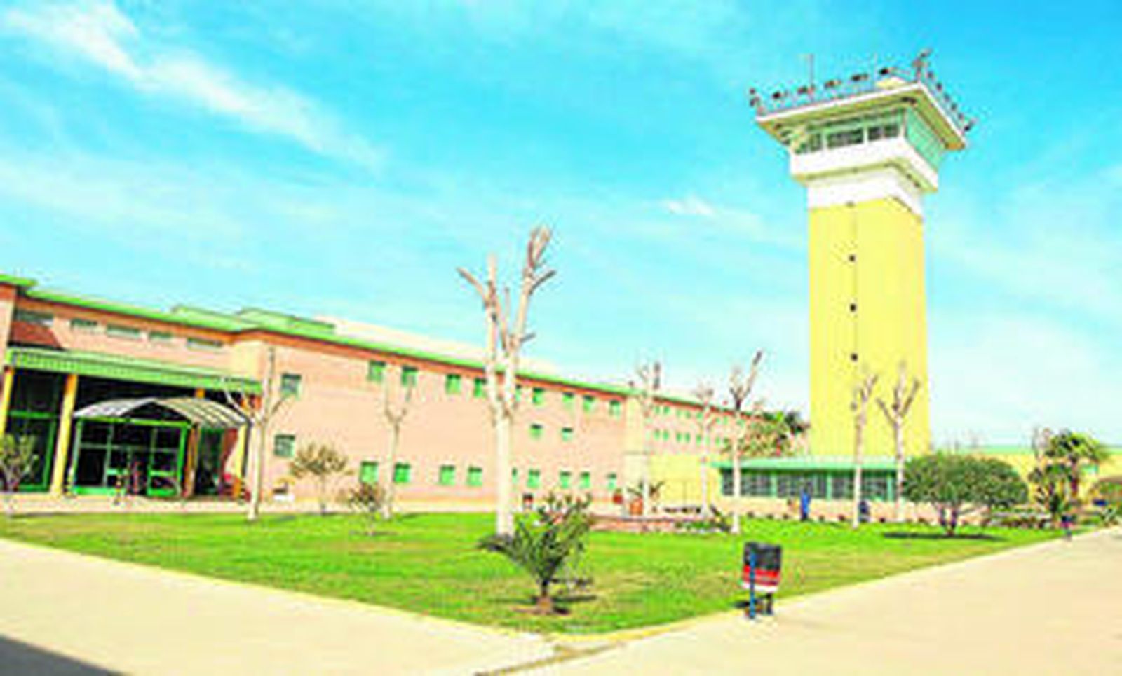 El patio central de la cárcel de La Ribera, presidido por la torre de control.