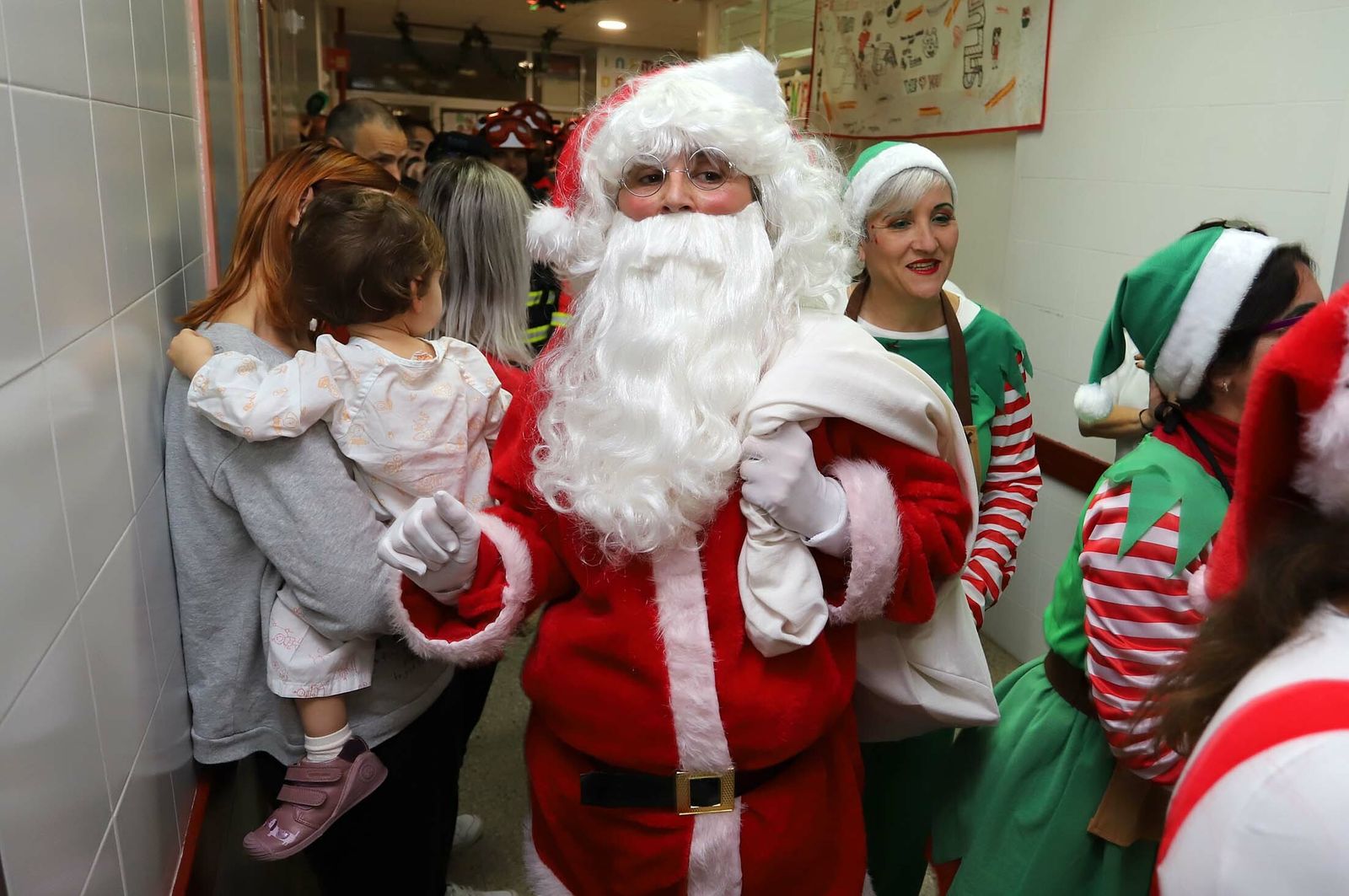Imágenes de la visita de Papá Noel a los niños del hospital Juan Ramón Jiménez