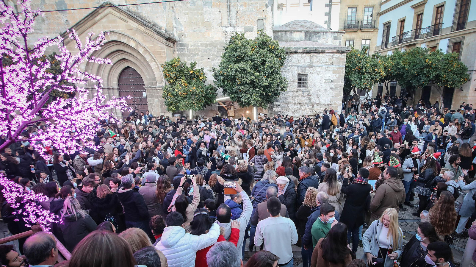 Las zambombas llenan las plazas y calles del centro de Jerez