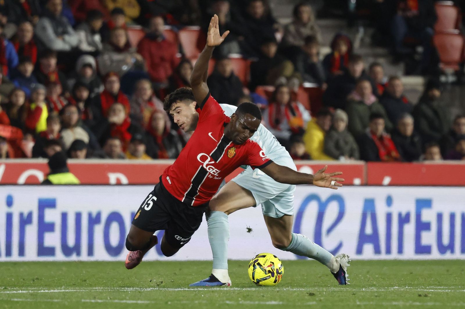 Marc Roca frena el avance del mallorquinista Luvumbo.