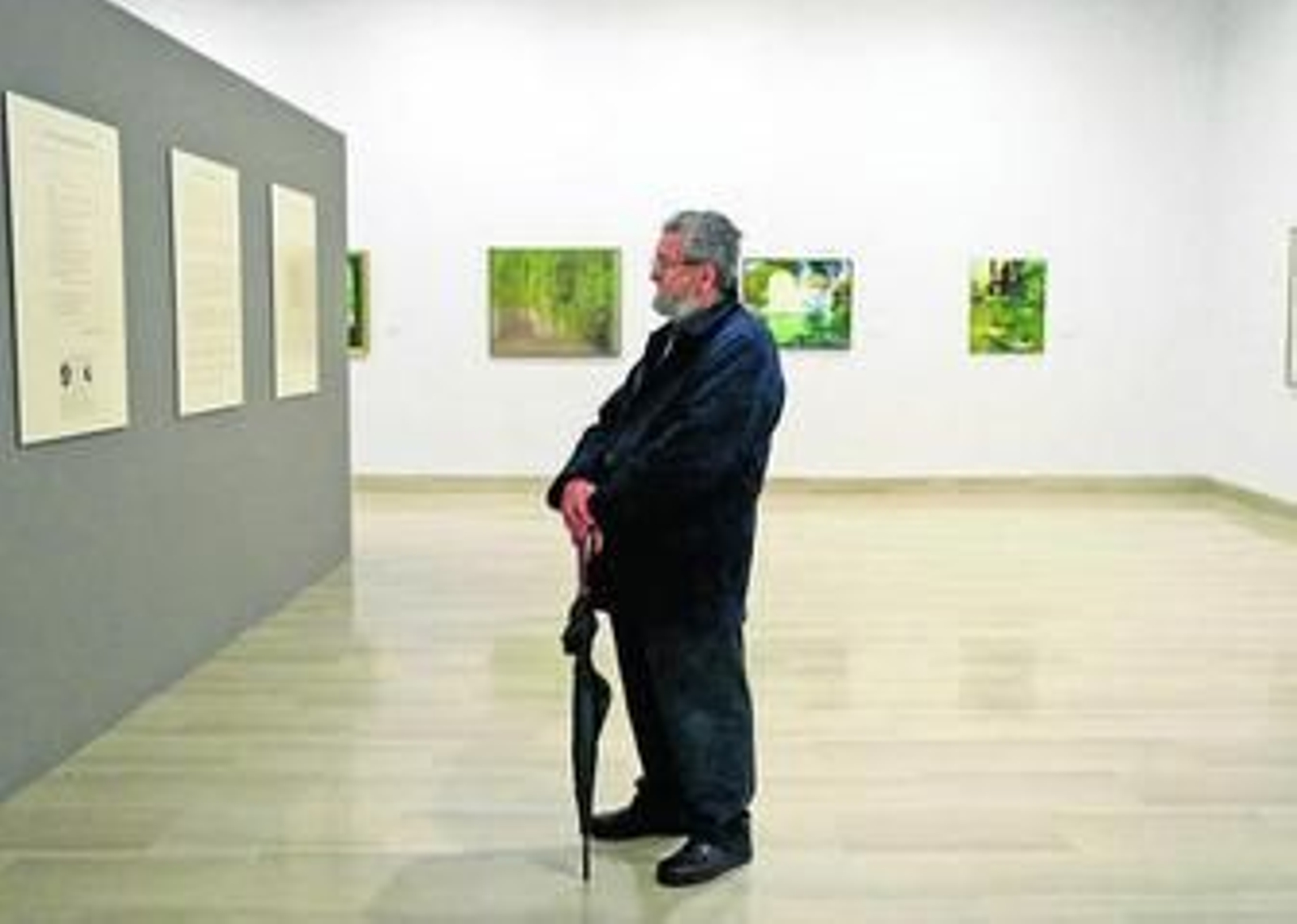 El escultor Nicomedes lee el homenaje a un trasplante de córnea con la firma de Rafael de Cózar.