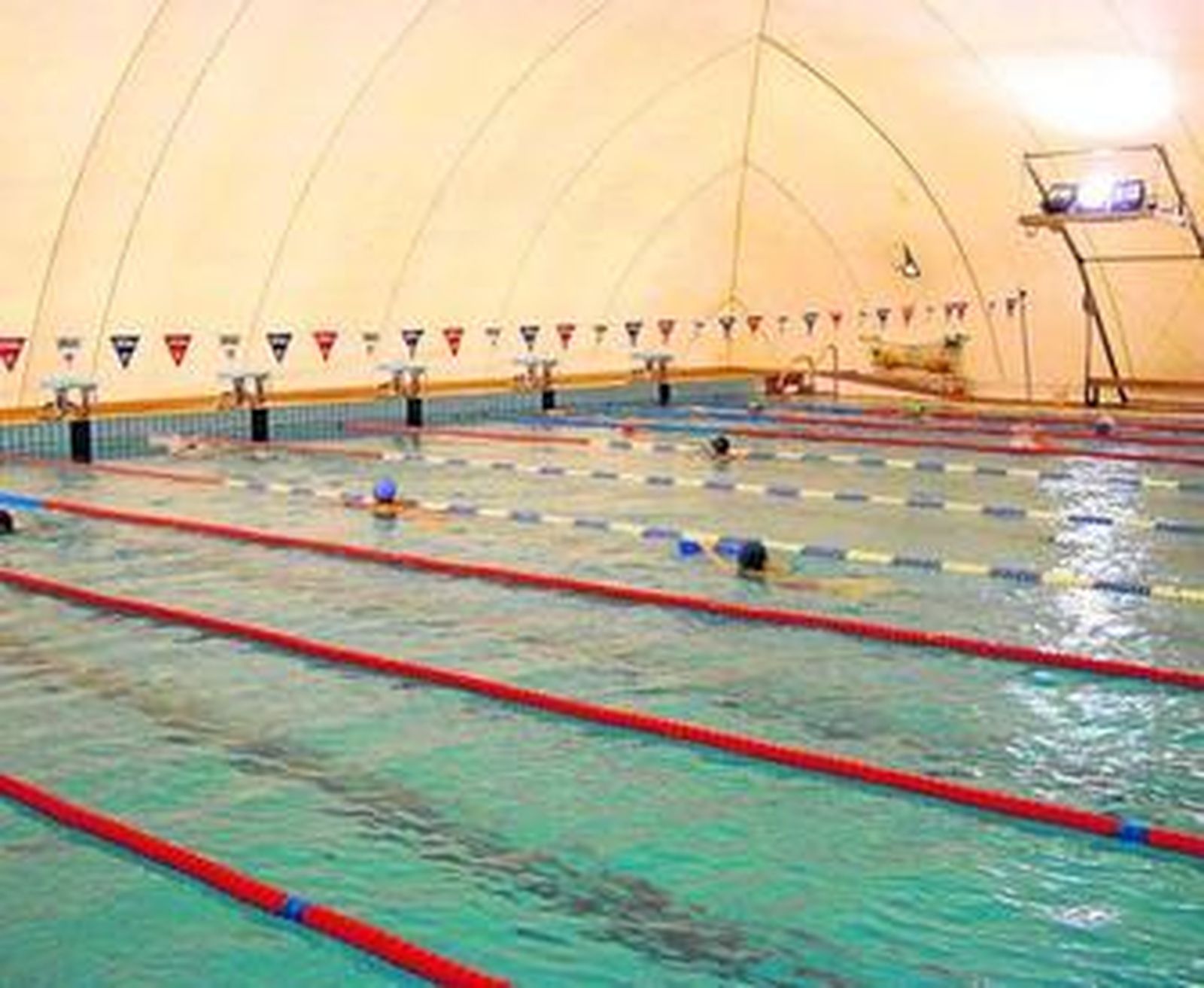 La cubierta de la piscina universitaria de Fuentenueva va a ser renovada el próximo invierno.
