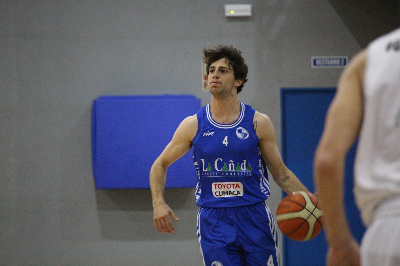 Pablo Imbroda sube el balón.