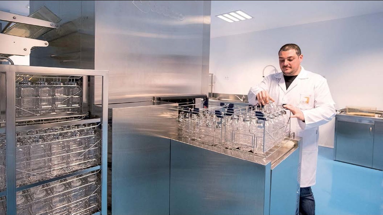 Robot lavabiberones automático para facilitar la ergonomía en el trabajo.