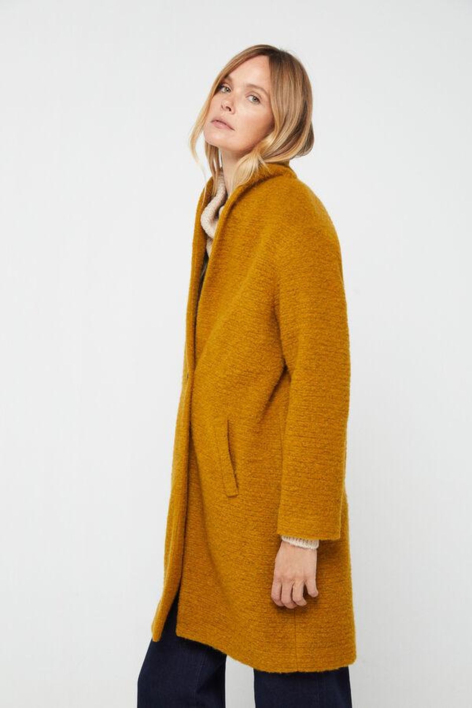 Abrigo mostaza de Cortefiel.