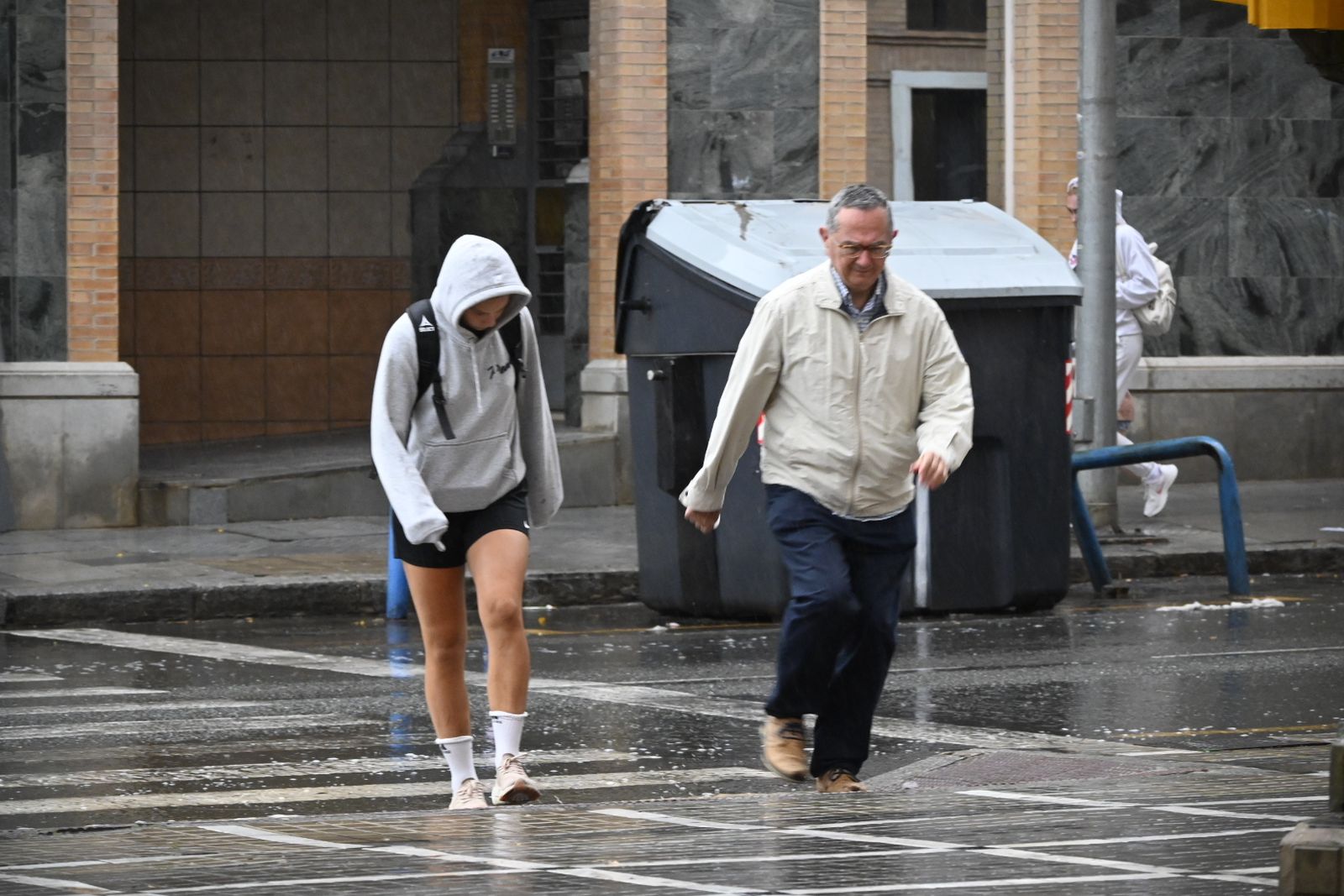 Un lunes de lluvia en Huelva, en imágenes