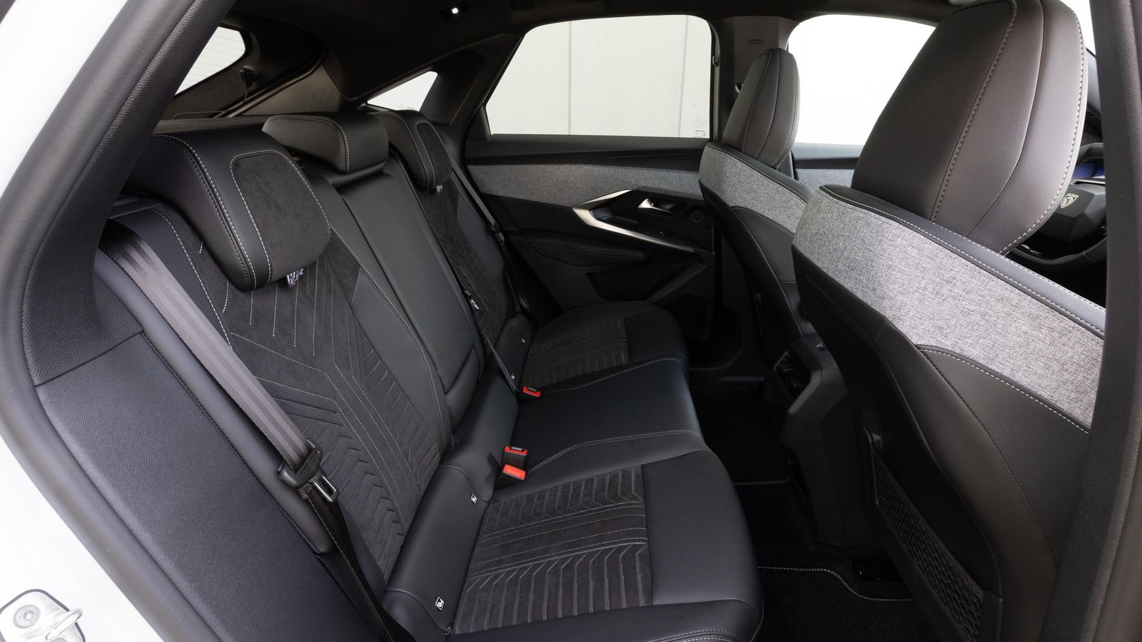 El espacio longitudinal no es particularmente amplio, más bien ocurre lo contario. El suelo es plano aquí, pero la prolongación de la consola central no facilita moverse entre las plazas traseras.