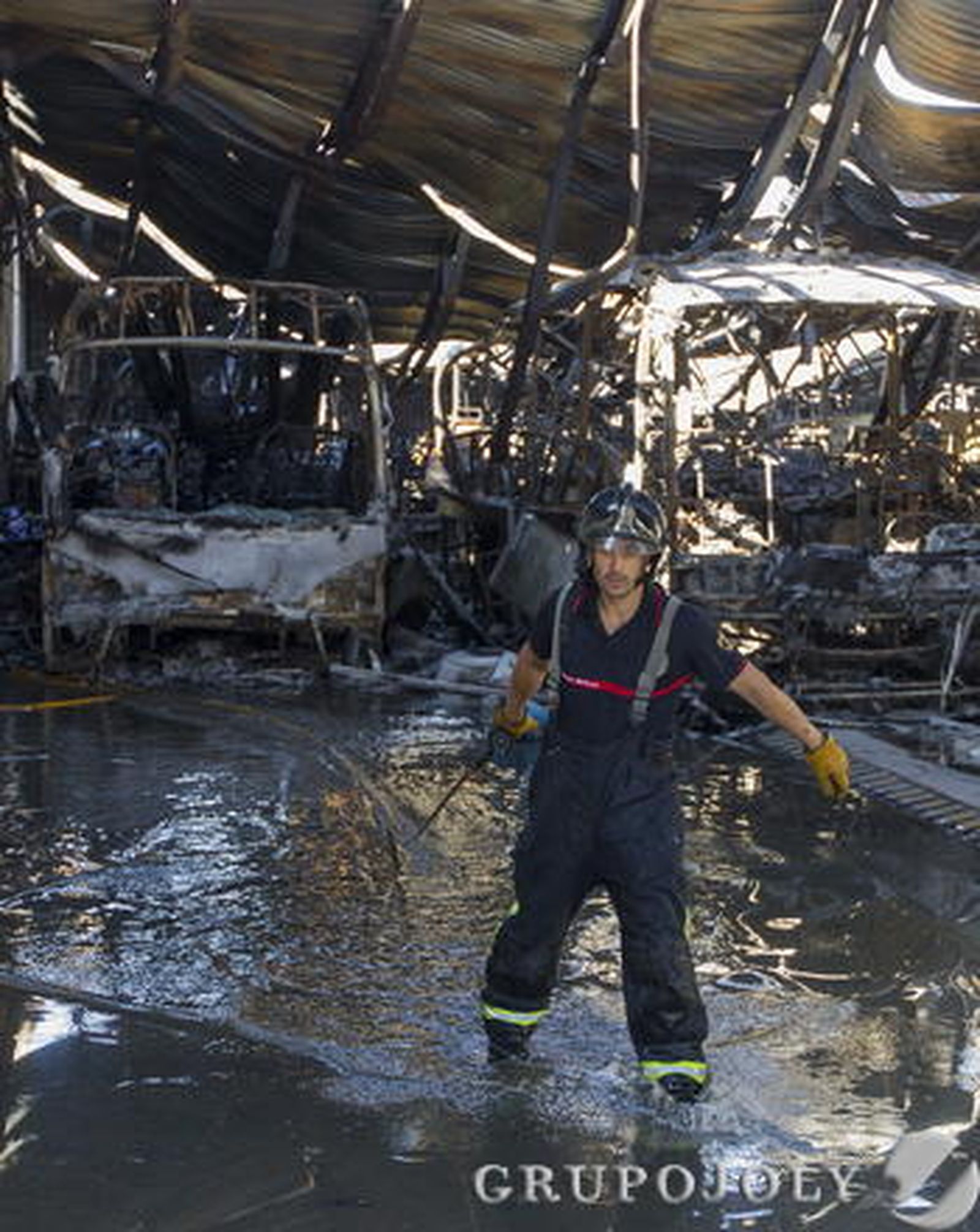 El incendio de la nave de autocares del Polígono El Pino, en imágenes