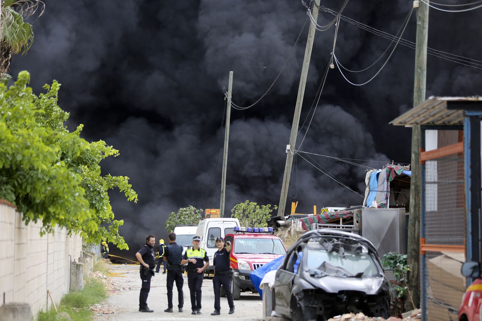 Fotos del incendio de varios vehículos en un aparcamiento de caravanas del polígono Guadalhorce