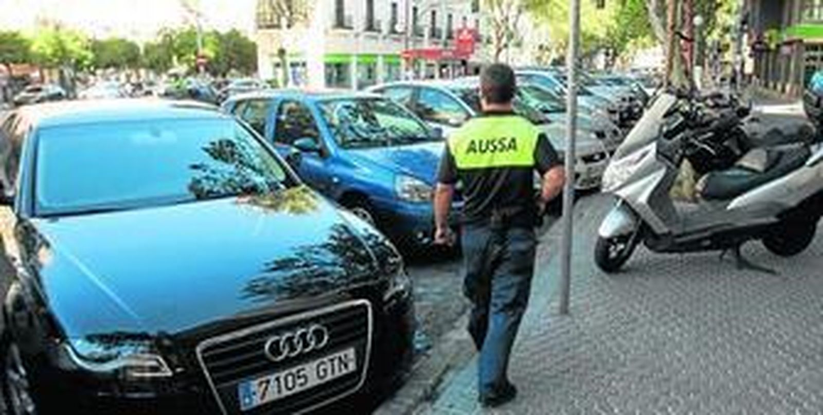 Un controlador de la zona azul en una de las calles del centro.