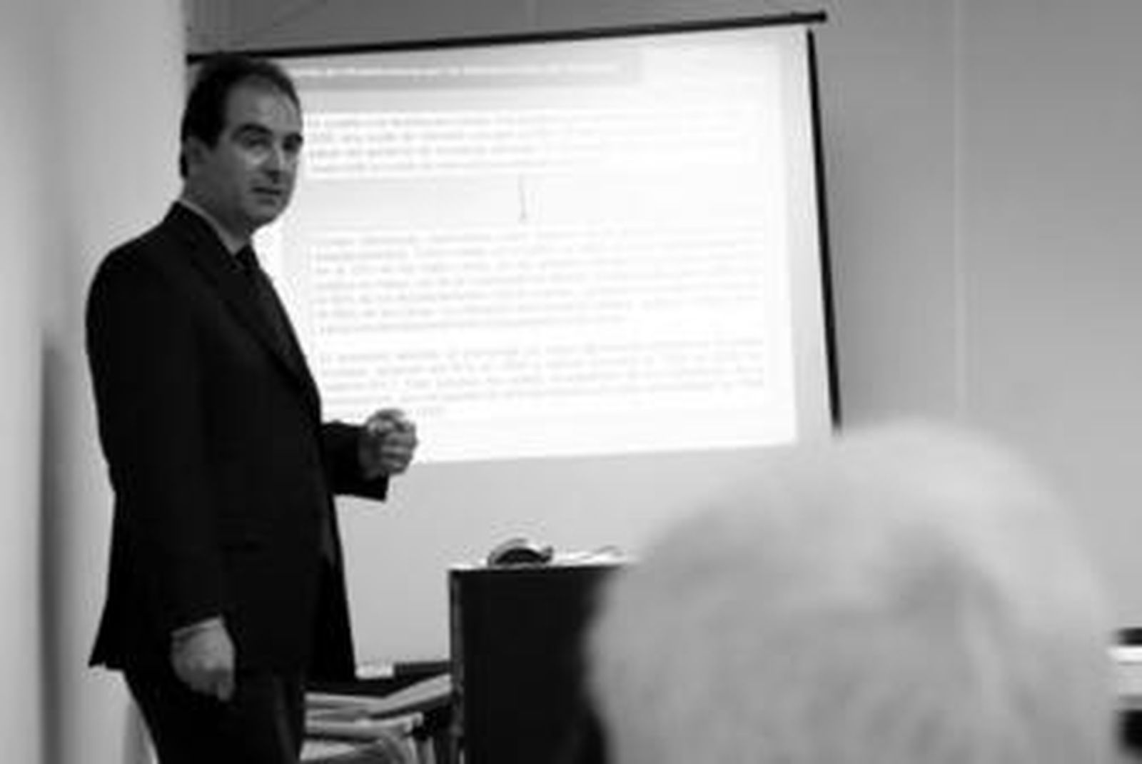 El jefe del área de Desarrollo Sostenible de la Apba, Juan Antonio Patrón, en un instante de su ponencia en el Kursaal, ayer.