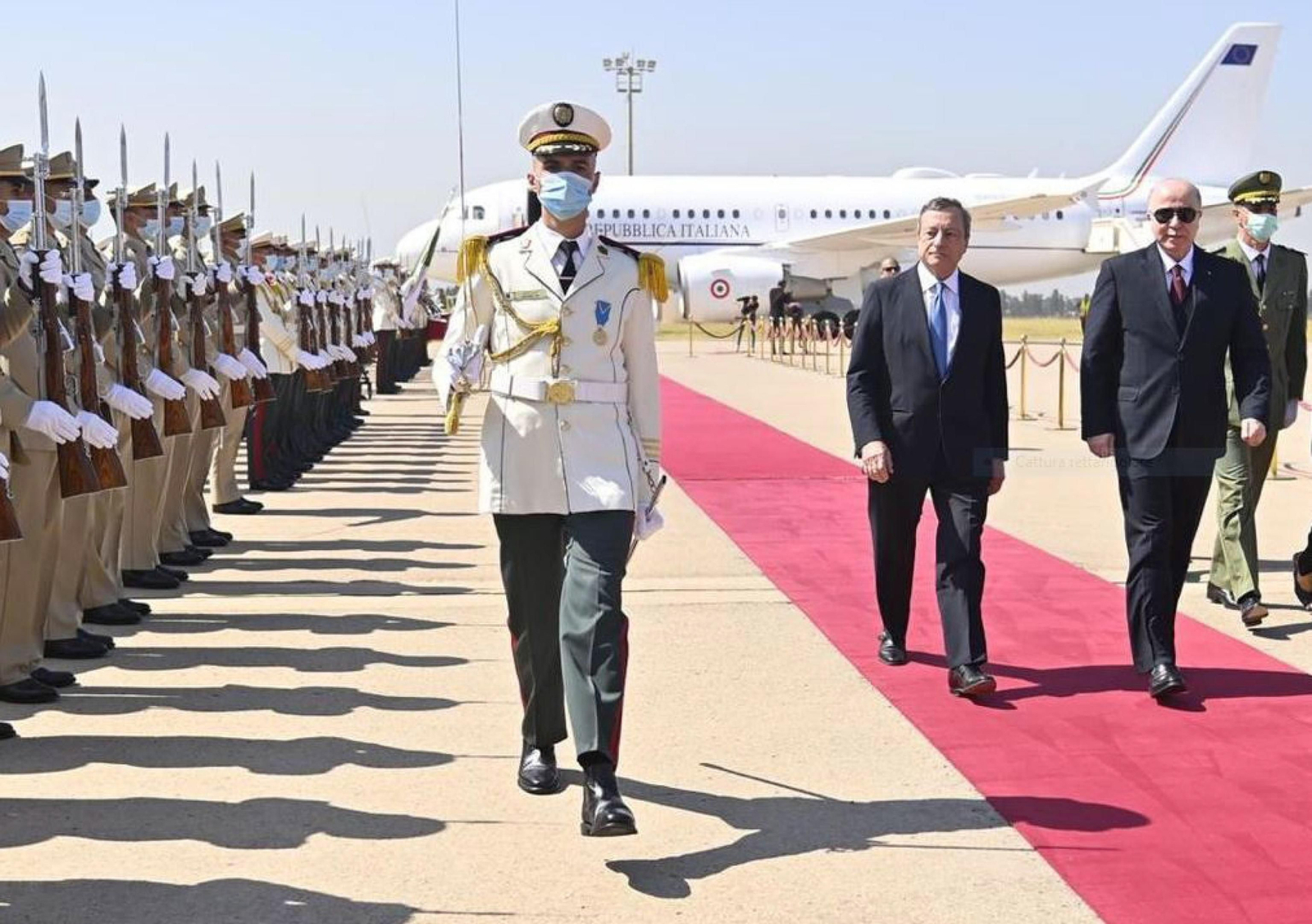 Mario Draghi, a su llegada a Argel, junto al primer ministro argelino, Aymen Benabderrahmane. Mario Draghi, a su llegada a Argel, junto al primer ministro argelino, Aymen Benabderrahmane.