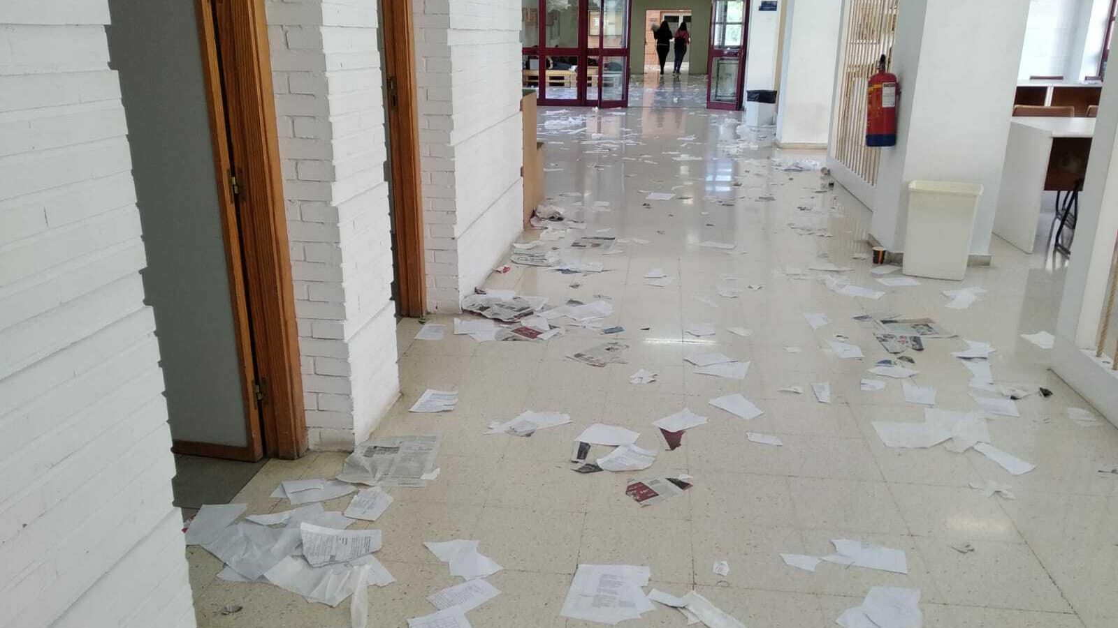 Pasillos llenos de papeles en la facultad de Ciencias de la  Comunicación.