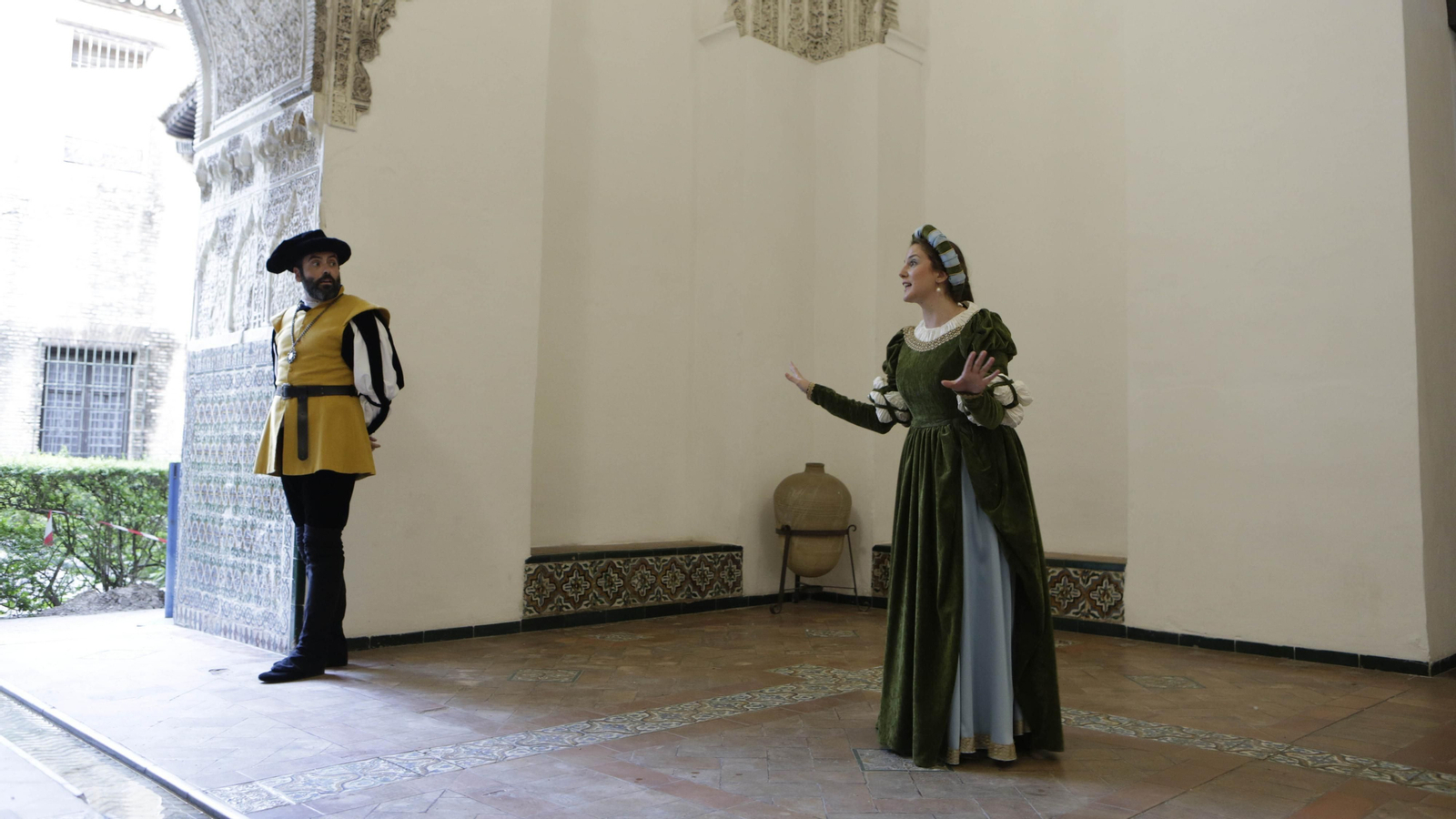 Las visitas teatralizadas en el Alcázar en imágenes