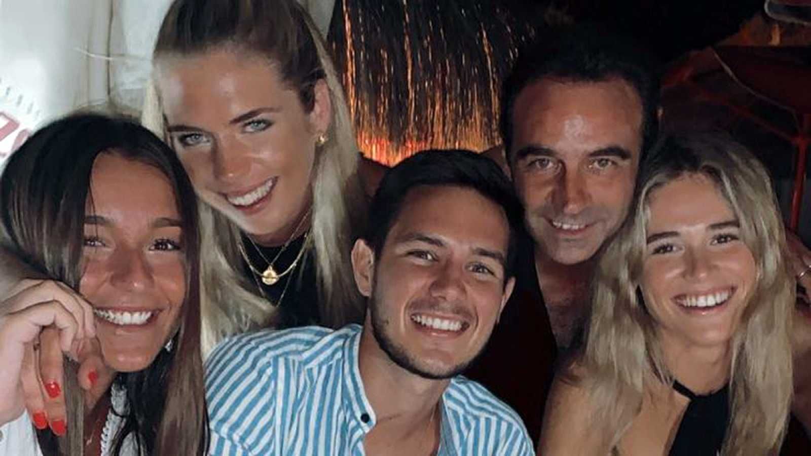 La mediática foto de Enrique Ponce con Ana Soria y los amigos de la veinteañera.