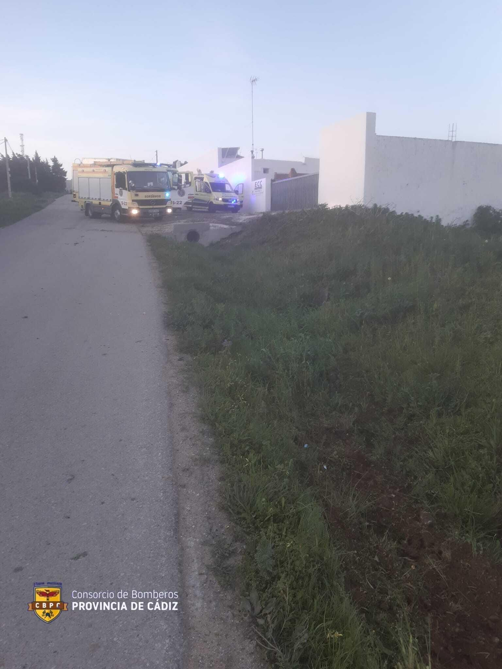 Bomberos y una ambulancia del servicio de emergencias en el Carril de la Lobita, en Conil de la Frontera.