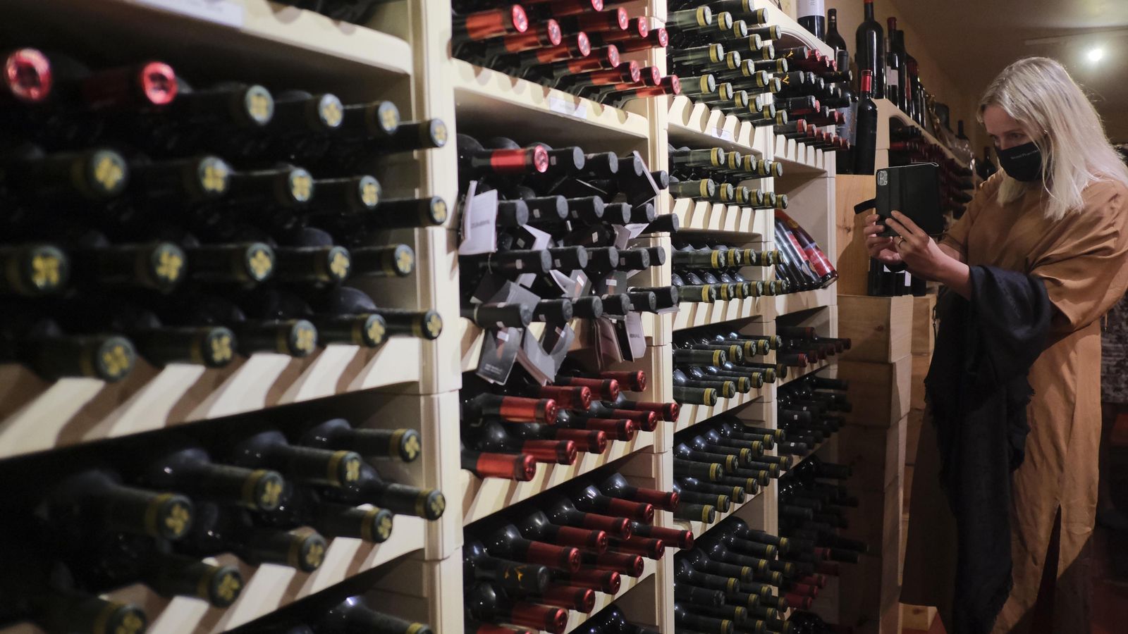 Una visitante toma una imagen en la sacristía de la bodega