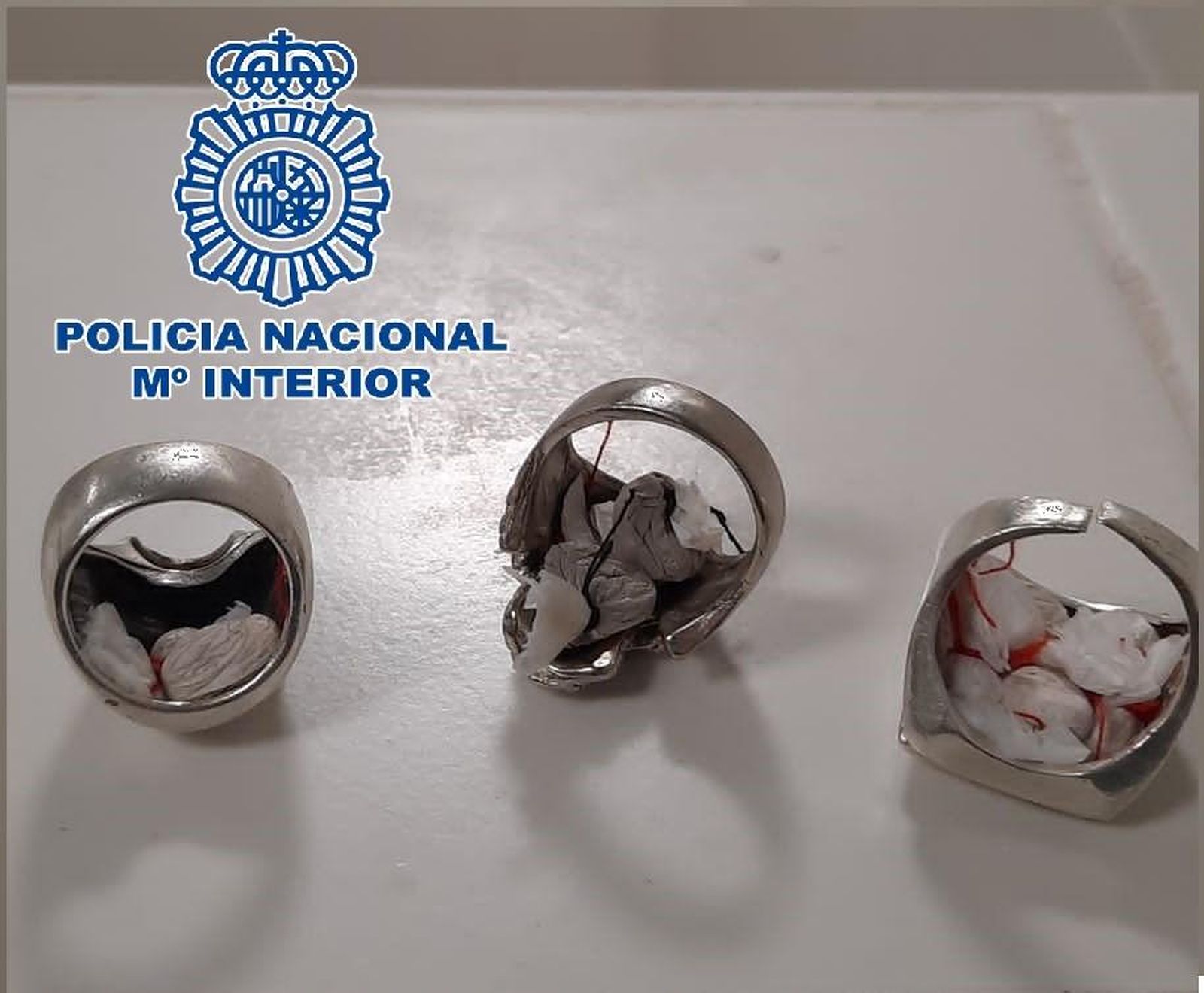 La droga incautada dentro de los anillos.