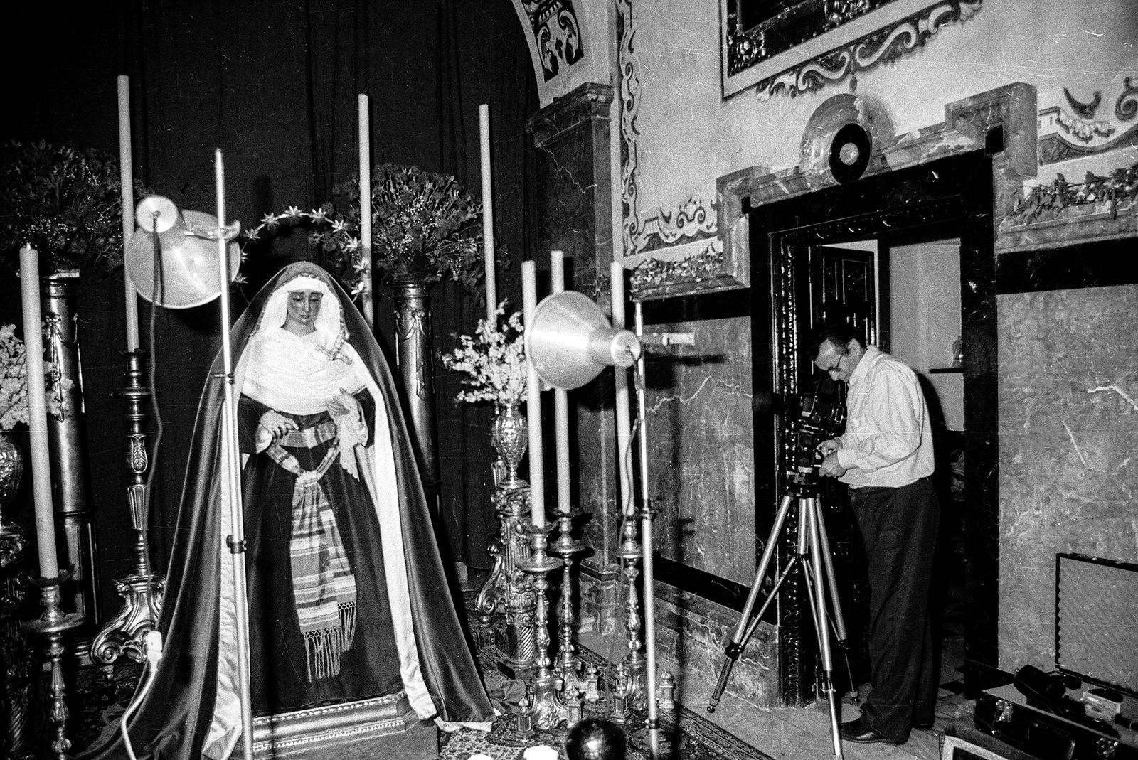 Dihor preparando una sesión fotográfica para el besamano de la Soledad.