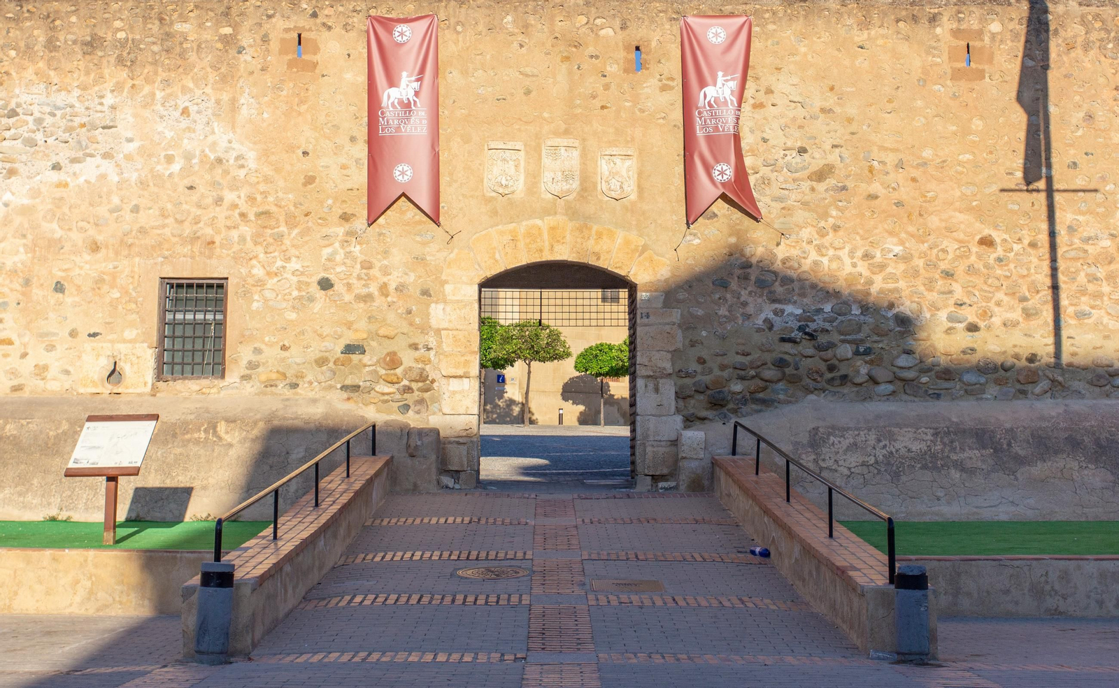 Entrada al Castillo del Marqués de los Vélez en Cuevas del Almanzora.