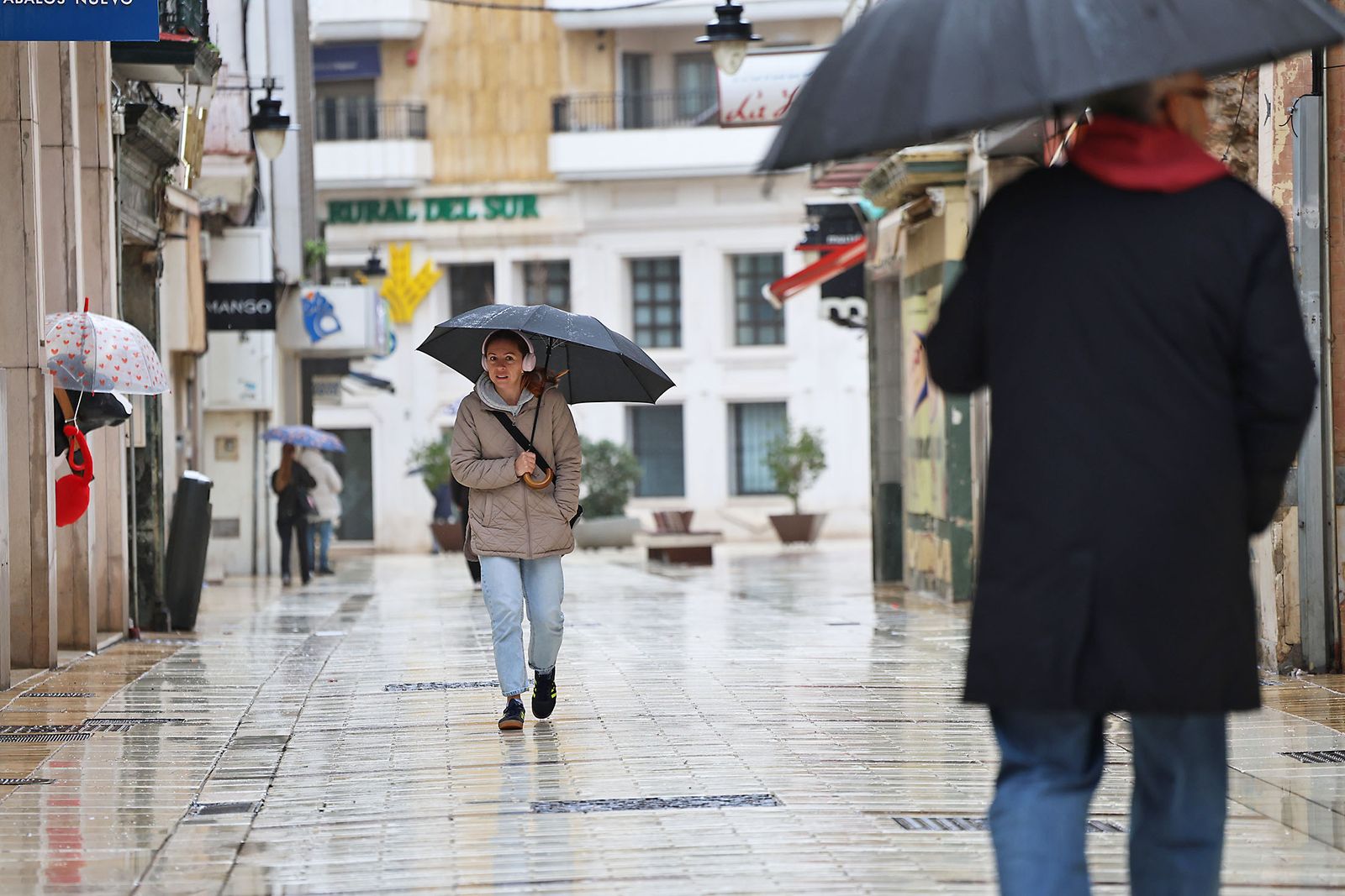 Intensas lluvias y calles desiertas en Huelva por la borrasca Marta