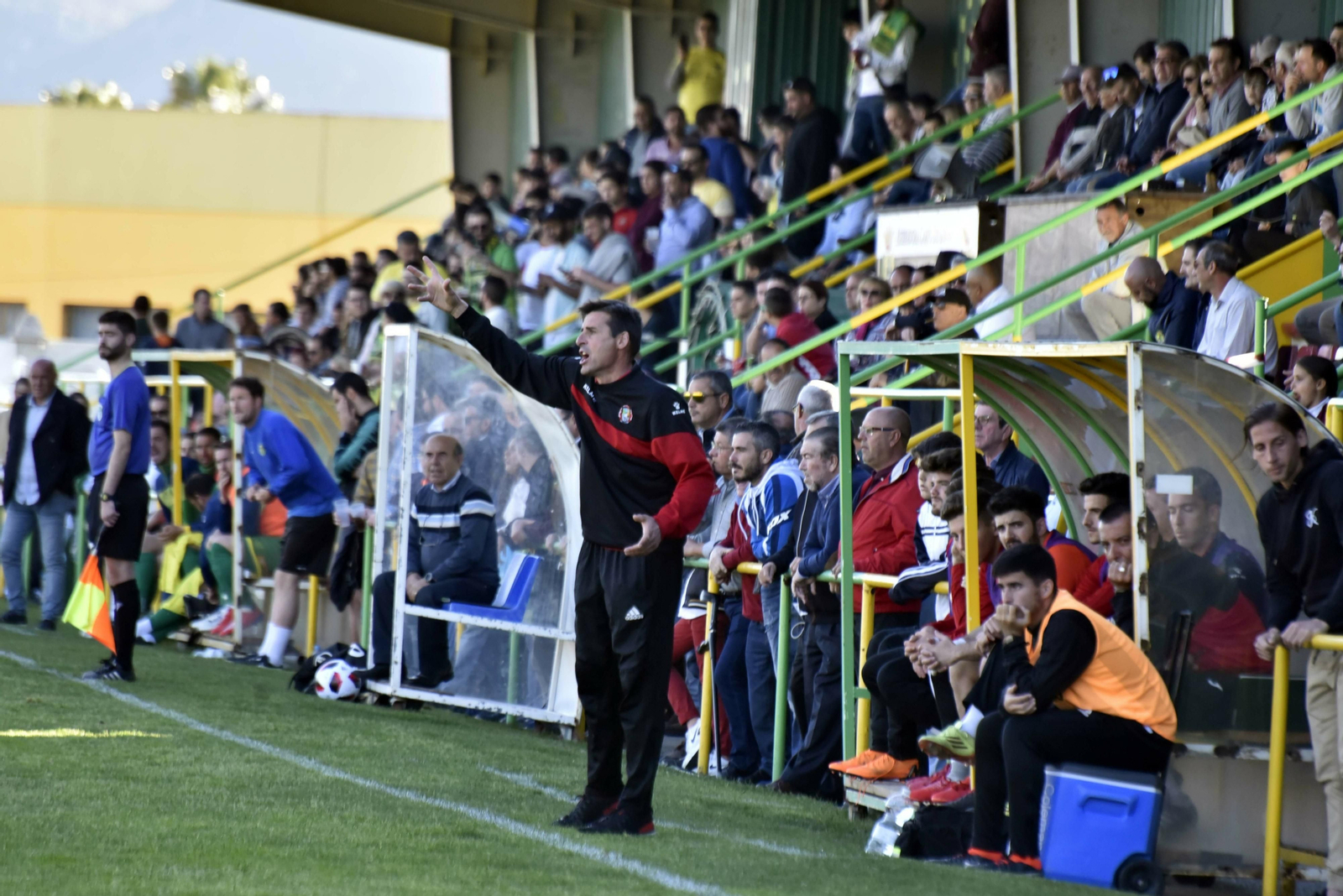 Cachola da indicaciones en el San Rafael.